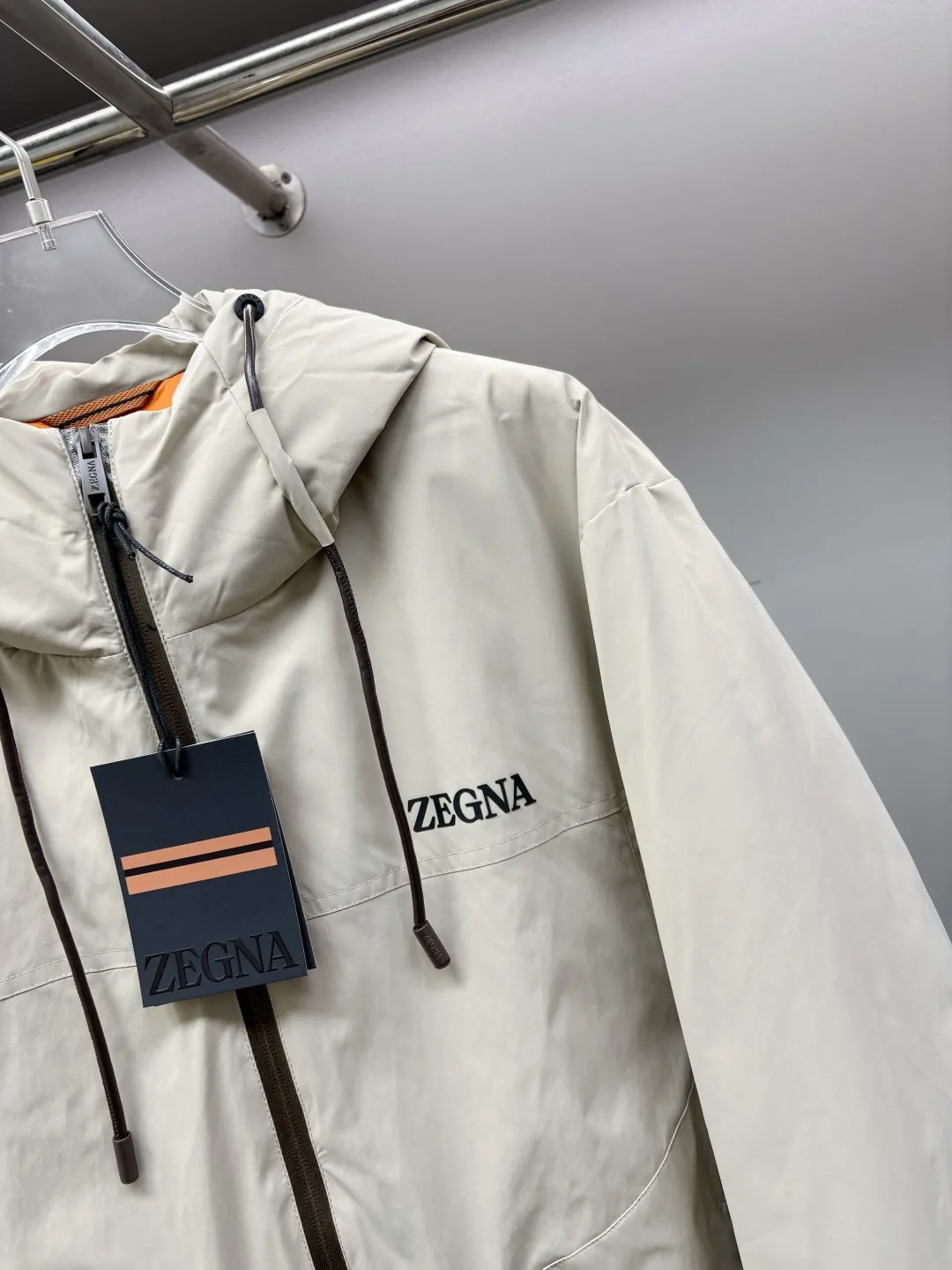 🅿️980 Zegna's new letter-printed down jacket. The Zegna down jacket combines classic British design with modern technological thermal insulation technology to redefine the luxury winter dressing experience.  · Filled with top-grade imported white duck down, light and fluffy, locking in every body temperature · Imported waterproof fabric, windproof and water-repellent, no fear of wind and snow challenges · Three-dimensional tailoring, eliminating bulk, showing an elegant figure · Authentic details can be seen in the details: customized metal buckles at the counter, hidden pocket design, classic letter print design This winter, let warmth and grace go hand in hand. Whether commuting in the city or strolling in the countryside, a Zegna down jacket can build a mobile gentleman's fortress for you.  Size: M-XXXL Color: Black Apricot