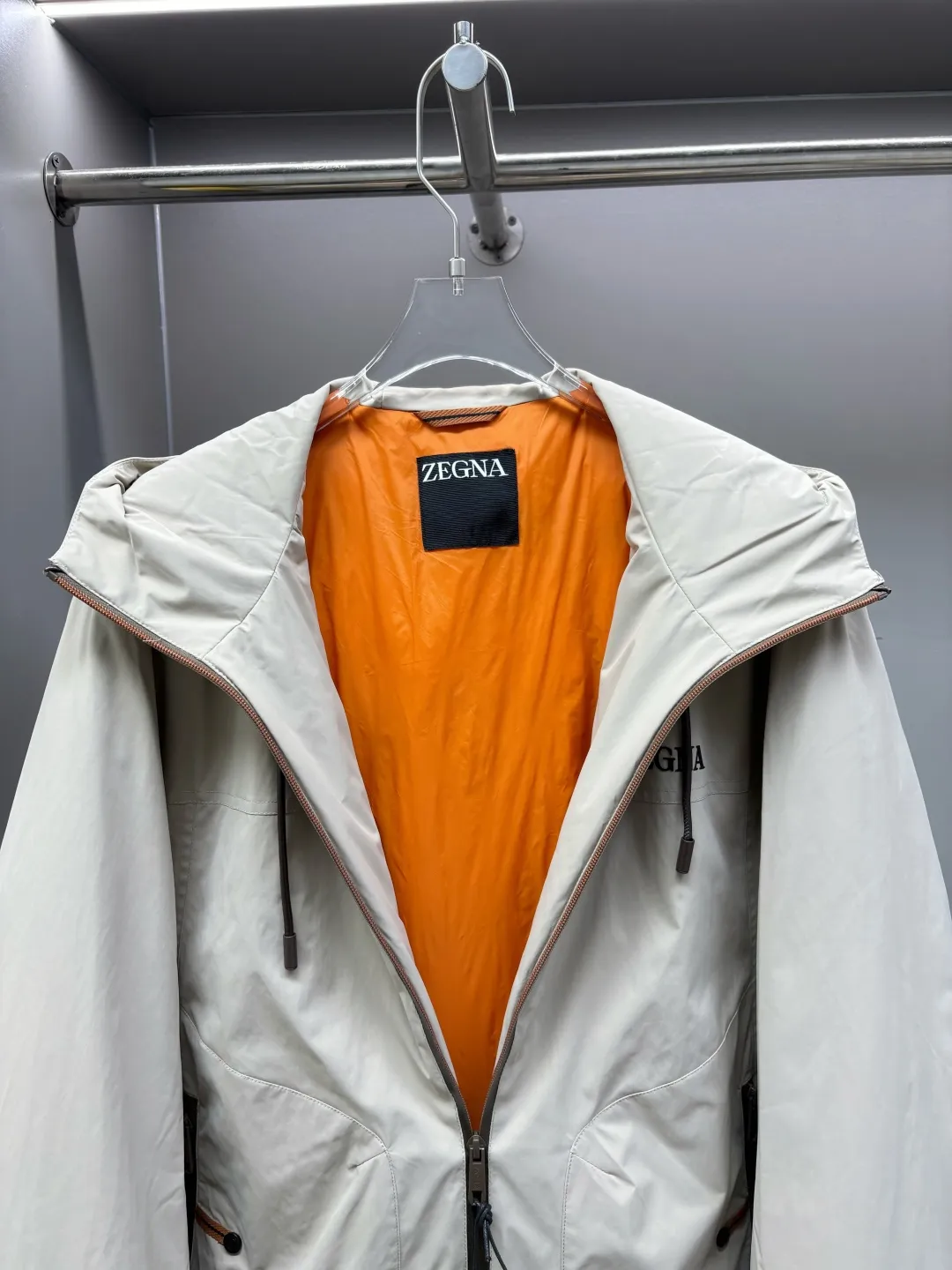 🅿️980 Zegna's new letter-printed down jacket. The Zegna down jacket combines classic British design with modern technological thermal insulation technology to redefine the luxury winter dressing experience.  · Filled with top-grade imported white duck down, light and fluffy, locking in every body temperature · Imported waterproof fabric, windproof and water-repellent, no fear of wind and snow challenges · Three-dimensional tailoring, eliminating bulk, showing an elegant figure · Authentic details can be seen in the details: customized metal buckles at the counter, hidden pocket design, classic letter print design This winter, let warmth and grace go hand in hand. Whether commuting in the city or strolling in the countryside, a Zegna down jacket can build a mobile gentleman's fortress for you.  Size: M-XXXL Color: Black Apricot