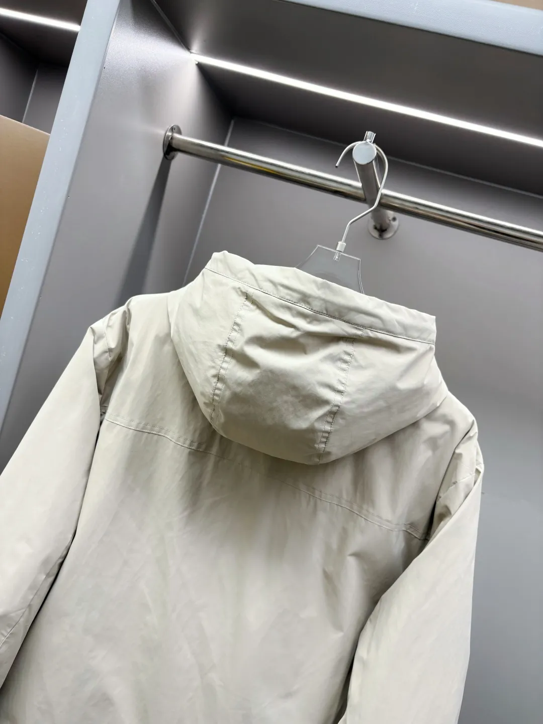 🅿️980 Zegna's new letter-printed down jacket. The Zegna down jacket combines classic British design with modern technological thermal insulation technology to redefine the luxury winter dressing experience.  · Filled with top-grade imported white duck down, light and fluffy, locking in every body temperature · Imported waterproof fabric, windproof and water-repellent, no fear of wind and snow challenges · Three-dimensional tailoring, eliminating bulk, showing an elegant figure · Authentic details can be seen in the details: customized metal buckles at the counter, hidden pocket design, classic letter print design This winter, let warmth and grace go hand in hand. Whether commuting in the city or strolling in the countryside, a Zegna down jacket can build a mobile gentleman's fortress for you.  Size: M-XXXL Color: Black Apricot