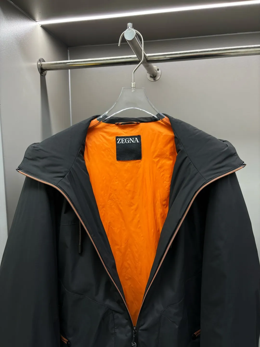 🅿️980 Zegna's new letter-printed down jacket. The Zegna down jacket combines classic British design with modern technological thermal insulation technology to redefine the luxury winter dressing experience.  · Filled with top-grade imported white duck down, light and fluffy, locking in every body temperature · Imported waterproof fabric, windproof and water-repellent, no fear of wind and snow challenges · Three-dimensional tailoring, eliminating bulk, showing an elegant figure · Authentic details can be seen in the details: customized metal buckles at the counter, hidden pocket design, classic letter print design This winter, let warmth and grace go hand in hand. Whether commuting in the city or strolling in the countryside, a Zegna down jacket can build a mobile gentleman's fortress for you.  Size: M-XXXL Color: Black Apricot