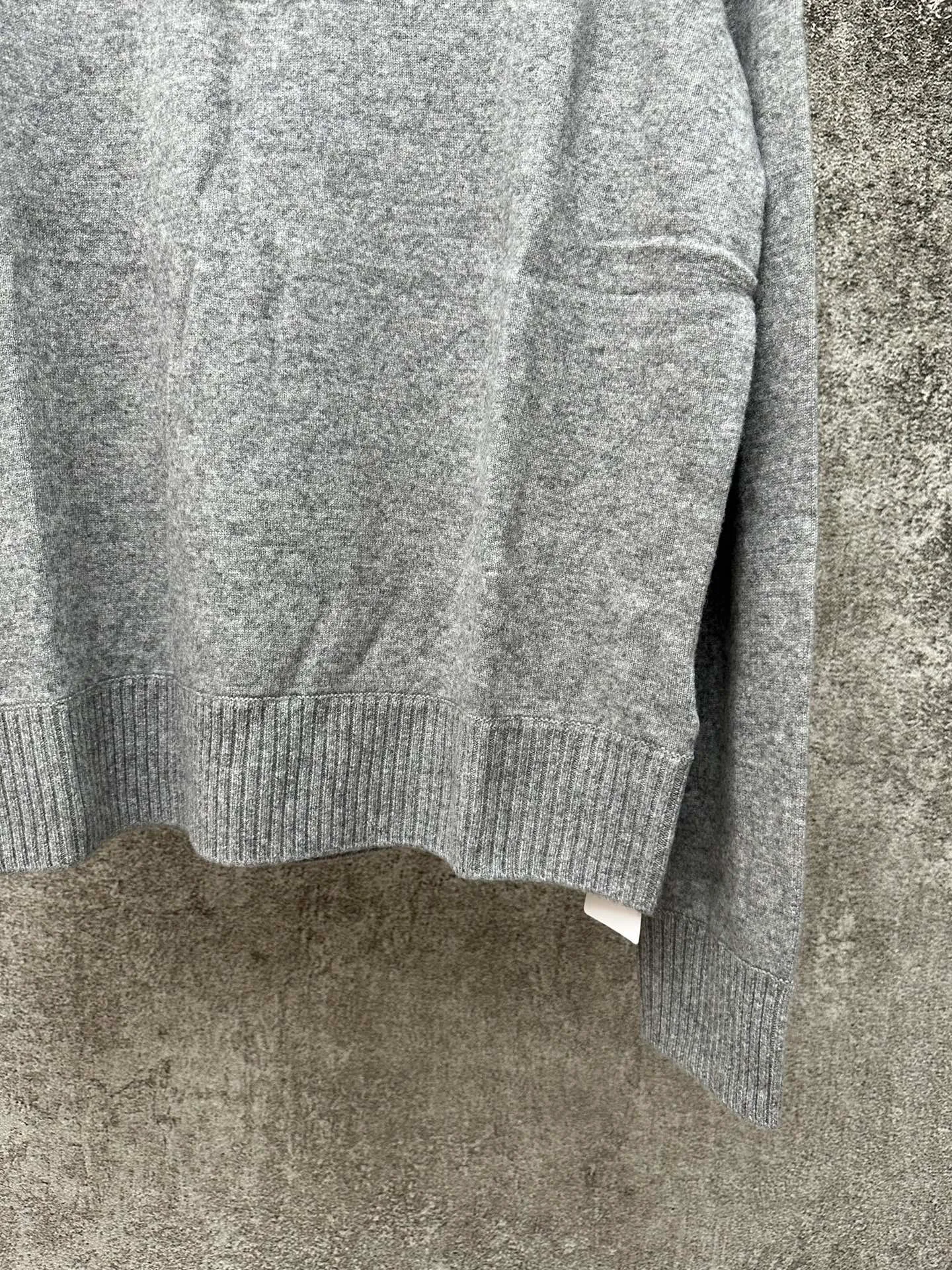 🅿️610 ZEGNA ginger knitted sweater, classic business casual design, stand-up collar and three-button placket. Made of high-quality knitted fabric, the vertical stripe texture is outstanding, crisp and stylish. The ribbed cuff design is simple and elegant. Brand new and authentic, complete with tags. Suitable for autumn and winter, versatile for business and leisure.  Size: S M L XL