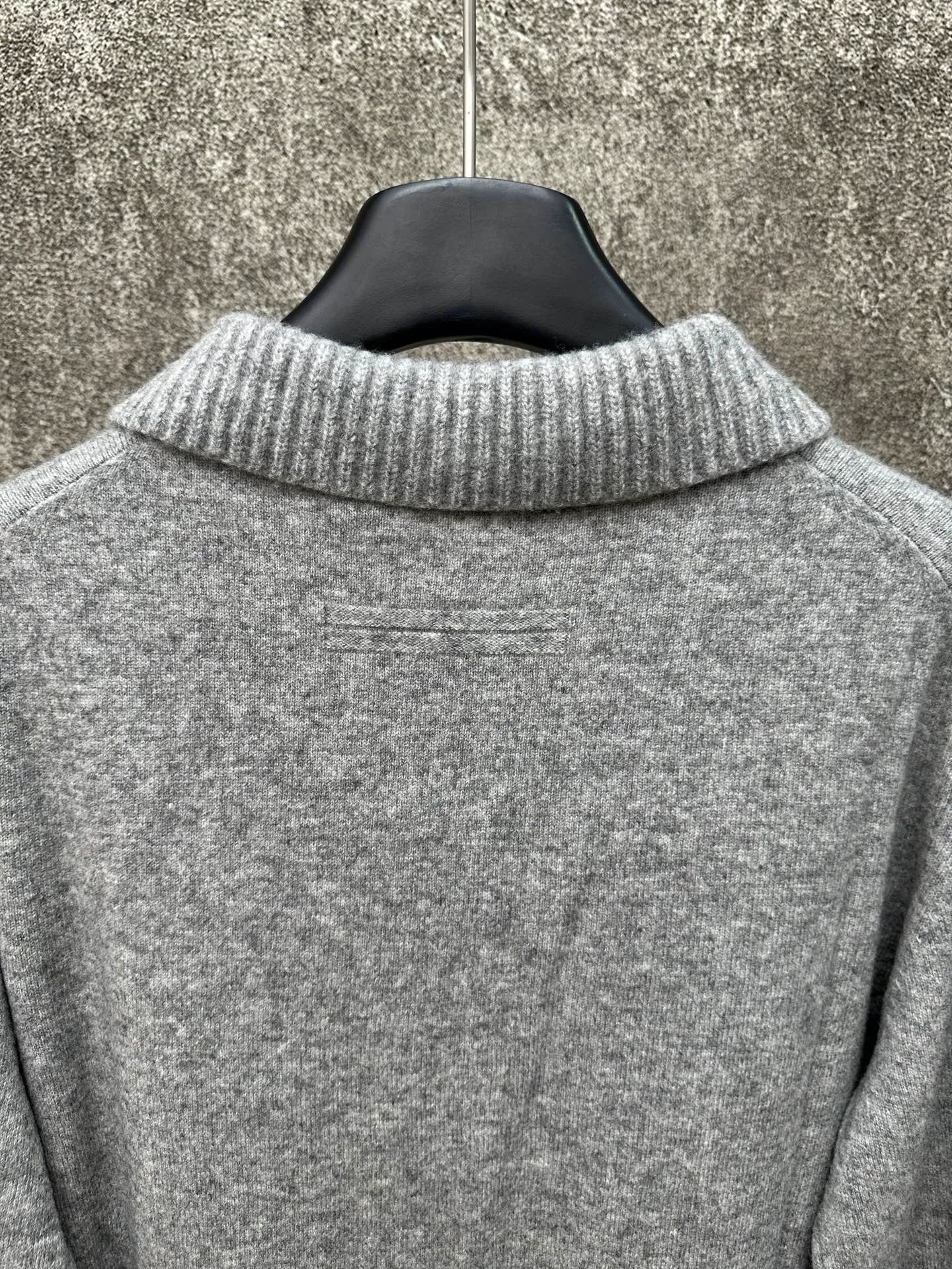 🅿️610 ZEGNA ginger knitted sweater, classic business casual design, stand-up collar and three-button placket. Made of high-quality knitted fabric, the vertical stripe texture is outstanding, crisp and stylish. The ribbed cuff design is simple and elegant. Brand new and authentic, complete with tags. Suitable for autumn and winter, versatile for business and leisure.  Size: S M L XL