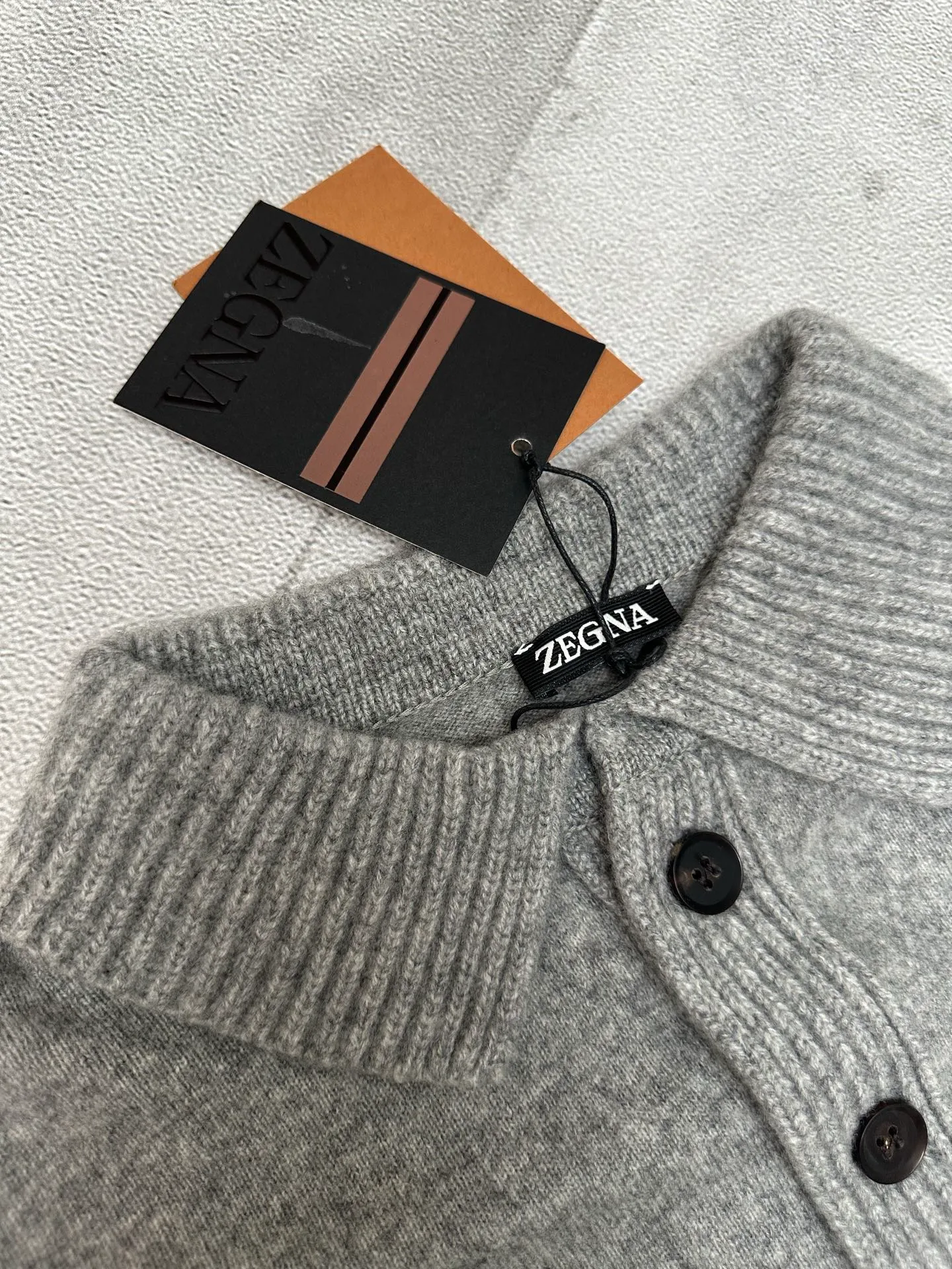 🅿️610 ZEGNA ginger knitted sweater, classic business casual design, stand-up collar and three-button placket. Made of high-quality knitted fabric, the vertical stripe texture is outstanding, crisp and stylish. The ribbed cuff design is simple and elegant. Brand new and authentic, complete with tags. Suitable for autumn and winter, versatile for business and leisure.  Size: S M L XL