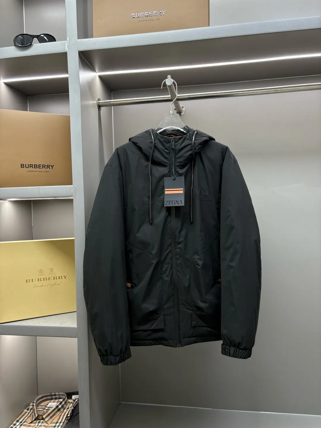 🅿️980 Zegna's new letter-printed down jacket. The Zegna down jacket combines classic British design with modern technological thermal insulation technology to redefine the luxury winter dressing experience.  · Filled with top-grade imported white duck down, light and fluffy, locking in every body temperature · Imported waterproof fabric, windproof and water-repellent, no fear of wind and snow challenges · Three-dimensional tailoring, eliminating bulk, showing an elegant figure · Authentic details can be seen in the details: customized metal buckles at the counter, hidden pocket design, classic letter print design This winter, let warmth and grace go hand in hand. Whether commuting in the city or strolling in the countryside, a Zegna down jacket can build a mobile gentleman's fortress for you.  Size: M-XXXL Color: Black Apricot