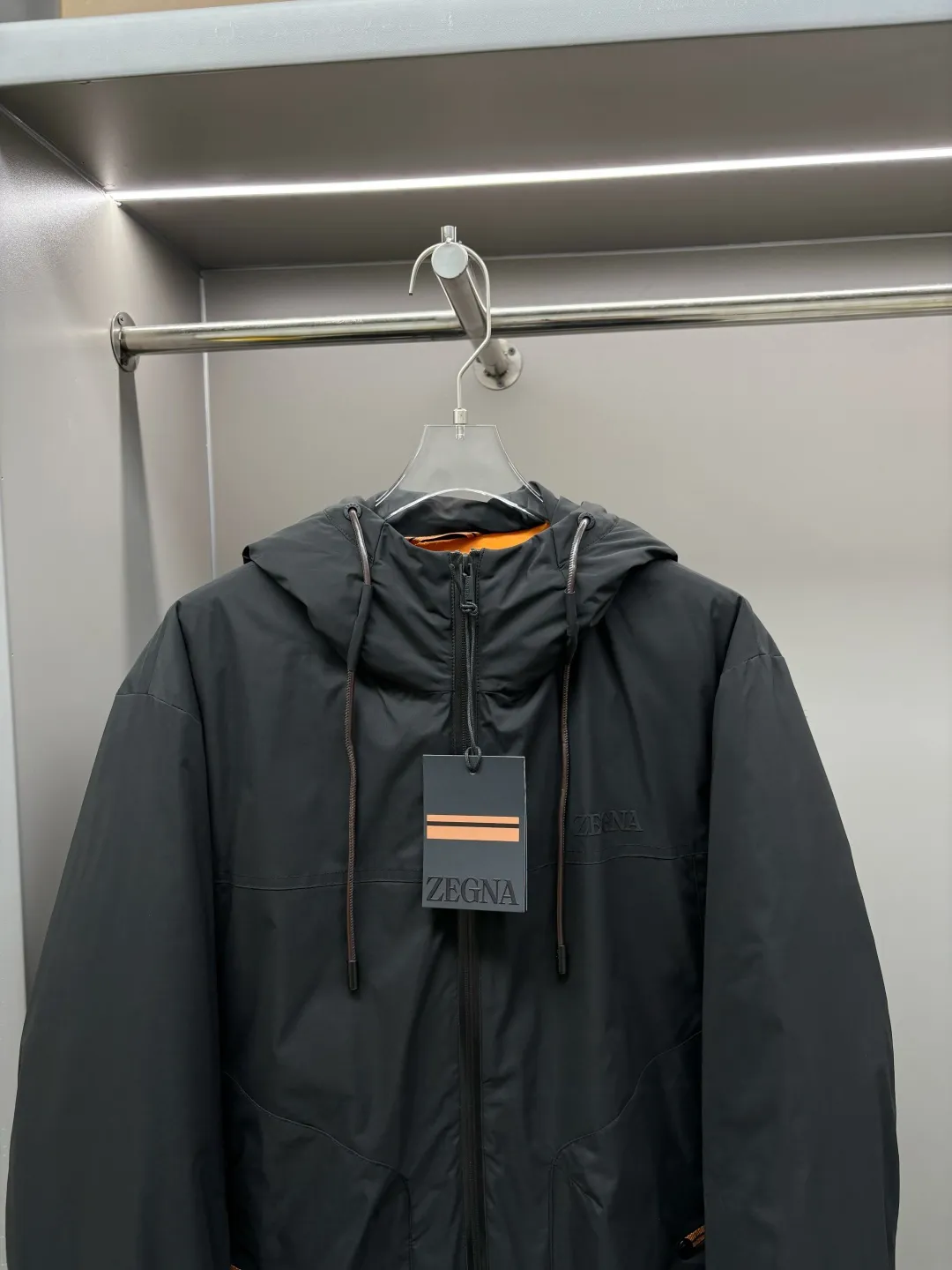 🅿️980 Zegna's new letter-printed down jacket. The Zegna down jacket combines classic British design with modern technological thermal insulation technology to redefine the luxury winter dressing experience.  · Filled with top-grade imported white duck down, light and fluffy, locking in every body temperature · Imported waterproof fabric, windproof and water-repellent, no fear of wind and snow challenges · Three-dimensional tailoring, eliminating bulk, showing an elegant figure · Authentic details can be seen in the details: customized metal buckles at the counter, hidden pocket design, classic letter print design This winter, let warmth and grace go hand in hand. Whether commuting in the city or strolling in the countryside, a Zegna down jacket can build a mobile gentleman's fortress for you.  Size: M-XXXL Color: Black Apricot