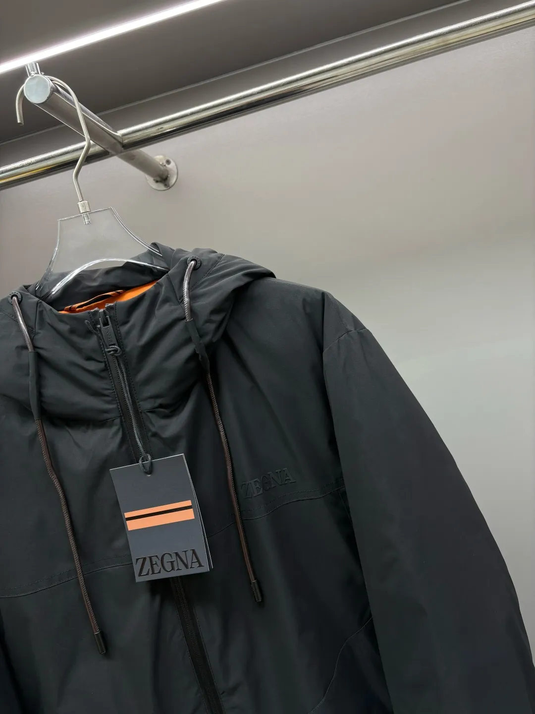 🅿️980 Zegna's new letter-printed down jacket. The Zegna down jacket combines classic British design with modern technological thermal insulation technology to redefine the luxury winter dressing experience.  · Filled with top-grade imported white duck down, light and fluffy, locking in every body temperature · Imported waterproof fabric, windproof and water-repellent, no fear of wind and snow challenges · Three-dimensional tailoring, eliminating bulk, showing an elegant figure · Authentic details can be seen in the details: customized metal buckles at the counter, hidden pocket design, classic letter print design This winter, let warmth and grace go hand in hand. Whether commuting in the city or strolling in the countryside, a Zegna down jacket can build a mobile gentleman's fortress for you.  Size: M-XXXL Color: Black Apricot