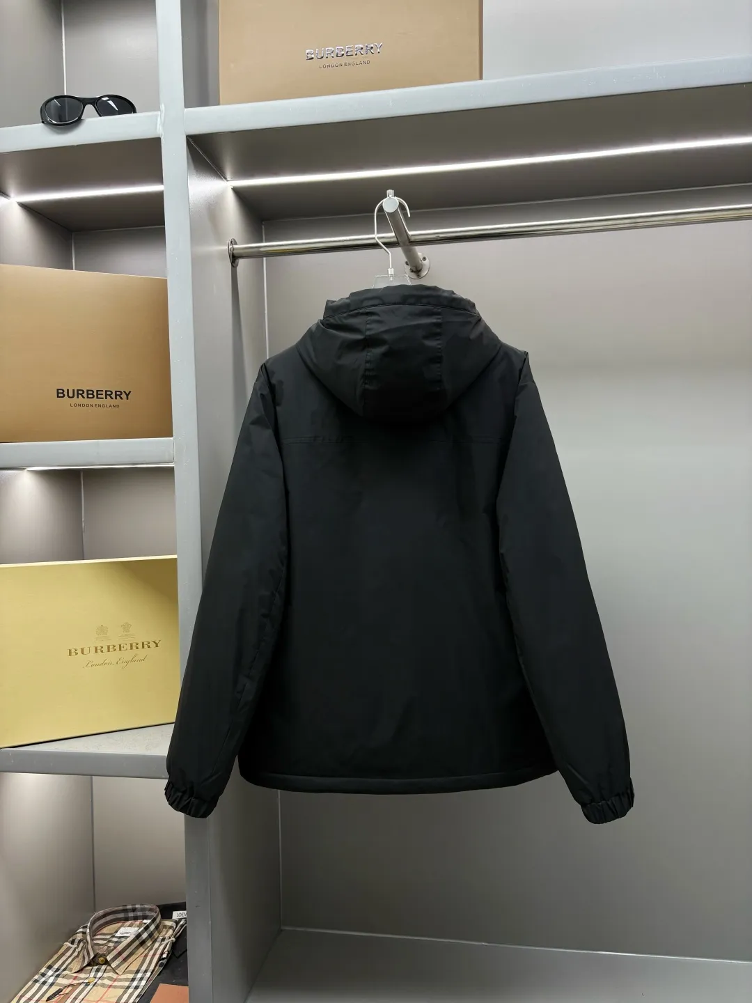 🅿️980 Zegna's new letter-printed down jacket. The Zegna down jacket combines classic British design with modern technological thermal insulation technology to redefine the luxury winter dressing experience.  · Filled with top-grade imported white duck down, light and fluffy, locking in every body temperature · Imported waterproof fabric, windproof and water-repellent, no fear of wind and snow challenges · Three-dimensional tailoring, eliminating bulk, showing an elegant figure · Authentic details can be seen in the details: customized metal buckles at the counter, hidden pocket design, classic letter print design This winter, let warmth and grace go hand in hand. Whether commuting in the city or strolling in the countryside, a Zegna down jacket can build a mobile gentleman's fortress for you.  Size: M-XXXL Color: Black Apricot