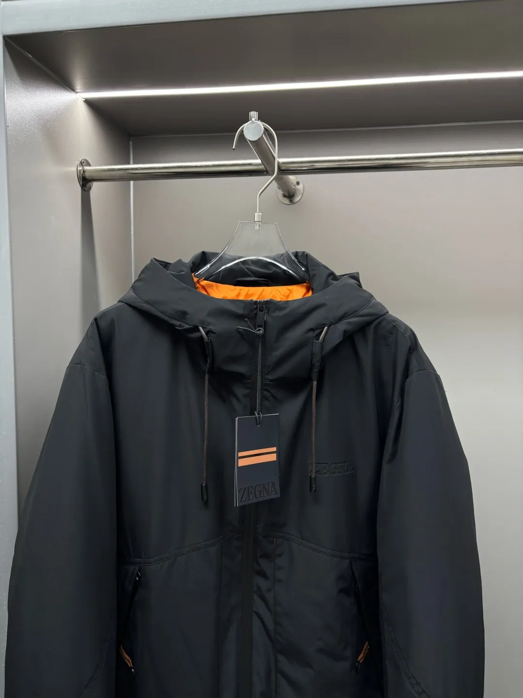 🅿️1040 Zegna's new letter-embossed down jacket. Zegna's down jacket combines classic British design with modern technological thermal insulation technology to redefine the luxury winter dressing experience.  · Filled with top-grade imported white duck down, light and fluffy, locking in every degree of body temperature · Imported waterproof fabric, windproof and water-repellent, no fear of wind and snow challenges · Three-dimensional tailoring, eliminating bulk, showing an elegant figure · Authentic details are evident: counter-customized metal buckles, hidden pocket design, classic letter embossed pattern This winter, let warmth and grace go hand in hand. Whether commuting in the city or strolling in the countryside, a Zegna down jacket can build a mobile gentleman's fortress for you.  Size: M-XXXL Color: black beige