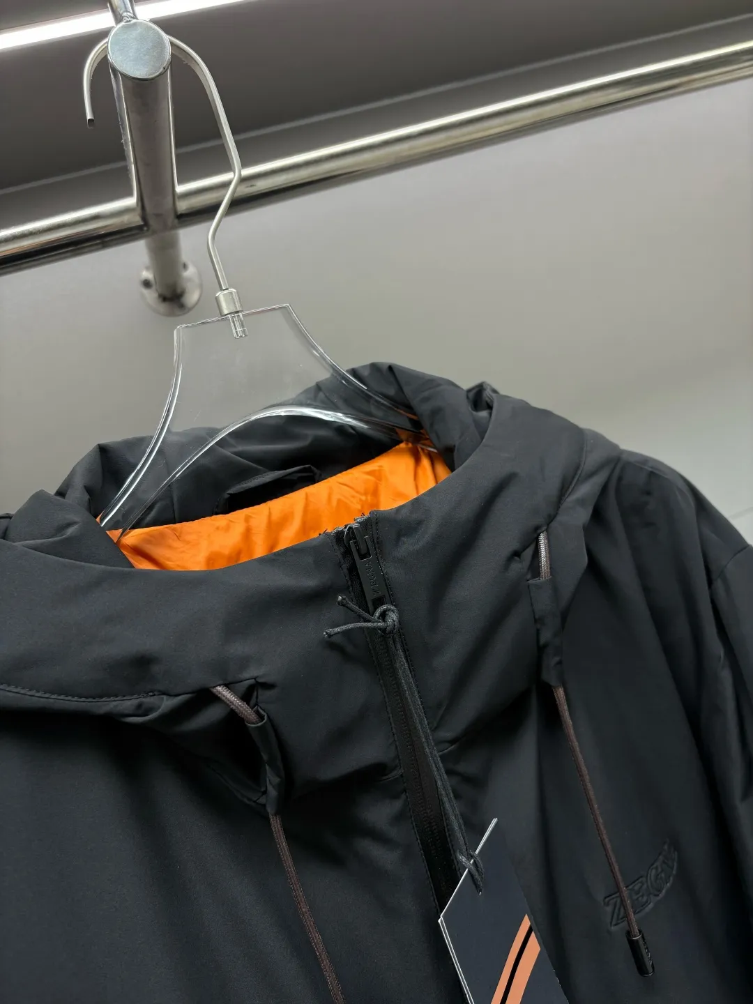 🅿️1040 Zegna's new letter-embossed down jacket. Zegna's down jacket combines classic British design with modern technological thermal insulation technology to redefine the luxury winter dressing experience.  · Filled with top-grade imported white duck down, light and fluffy, locking in every degree of body temperature · Imported waterproof fabric, windproof and water-repellent, no fear of wind and snow challenges · Three-dimensional tailoring, eliminating bulk, showing an elegant figure · Authentic details are evident: counter-customized metal buckles, hidden pocket design, classic letter embossed pattern This winter, let warmth and grace go hand in hand. Whether commuting in the city or strolling in the countryside, a Zegna down jacket can build a mobile gentleman's fortress for you.  Size: M-XXXL Color: black beige