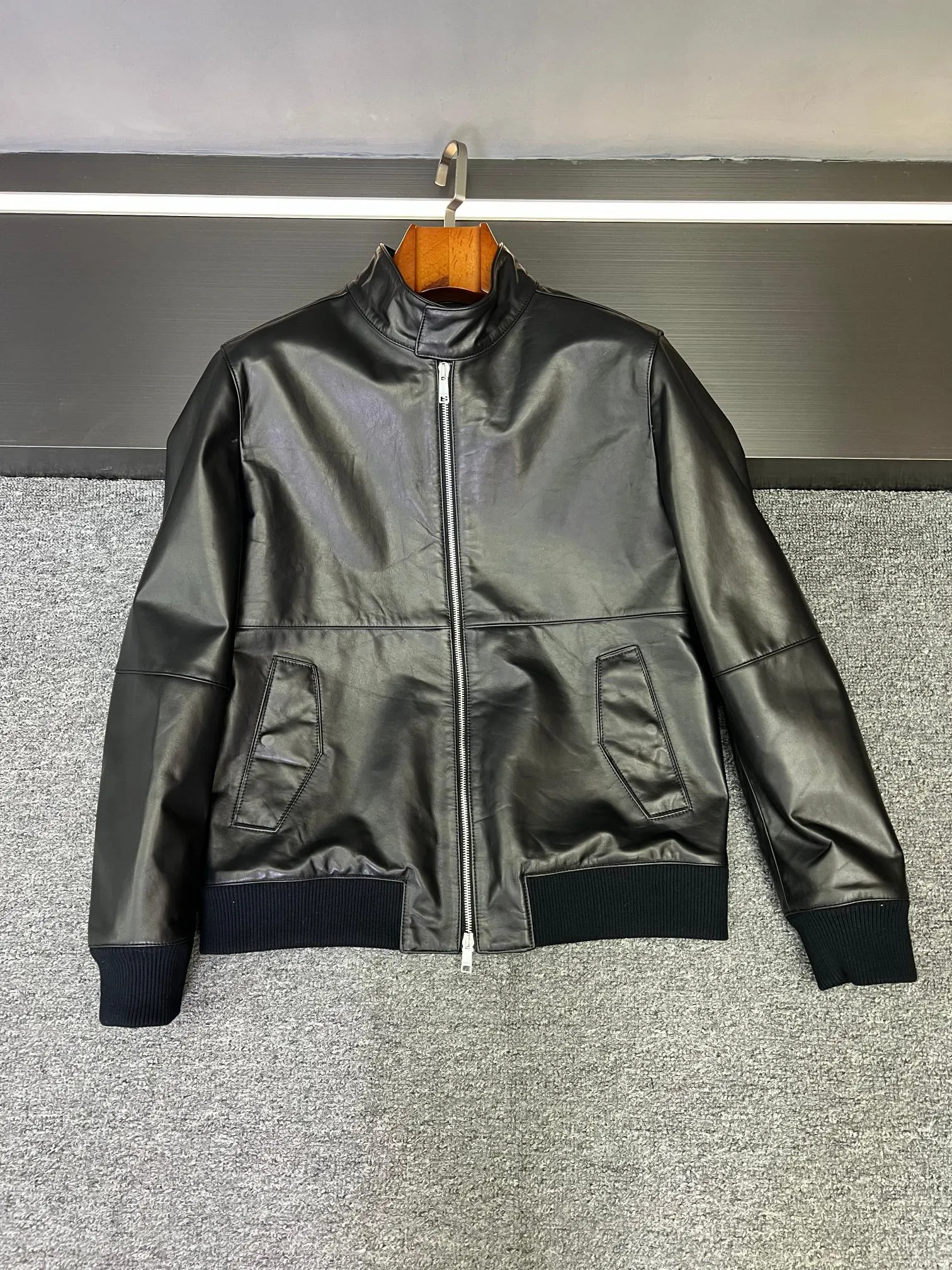 🅿️2600 Who knows! Wearing a Zegna leather jacket, you can become a god on the spot. I was impressed by my brothers to put on Zegna’s new men’s sheepskin jacket for autumn and winter 2025. After trying it on, I placed an order directly. It is no exaggeration to say that this is the dream jacket I have been looking for.   This jacket is made of black sheepskin imported from New Zealand. The leather is soft and delicate, with a smooth texture and excellent breathability. You will not feel stuffy after wearing it all day long.   The small turtleneck style is a plus. It not only adds a layer of protection to the neck in the cold wind, but also adds a bit of neatness and sophistication. Neat tailoring and no redundant design make it instantly refreshing and handsome after wearing it. It is suitable for commuting or daily travel.   If you are like me and always struggle with what to wear, this is the right thing to do with your eyes closed! Pair it with a simple white T and jeans for a casual yet fashionable look; wear it with a shirt underneath and you'll be full of aura when attending business events.   I sincerely recommend that all sportsmen give it a try, I believe you will fall in love with it as much as I do~ Size 48-56