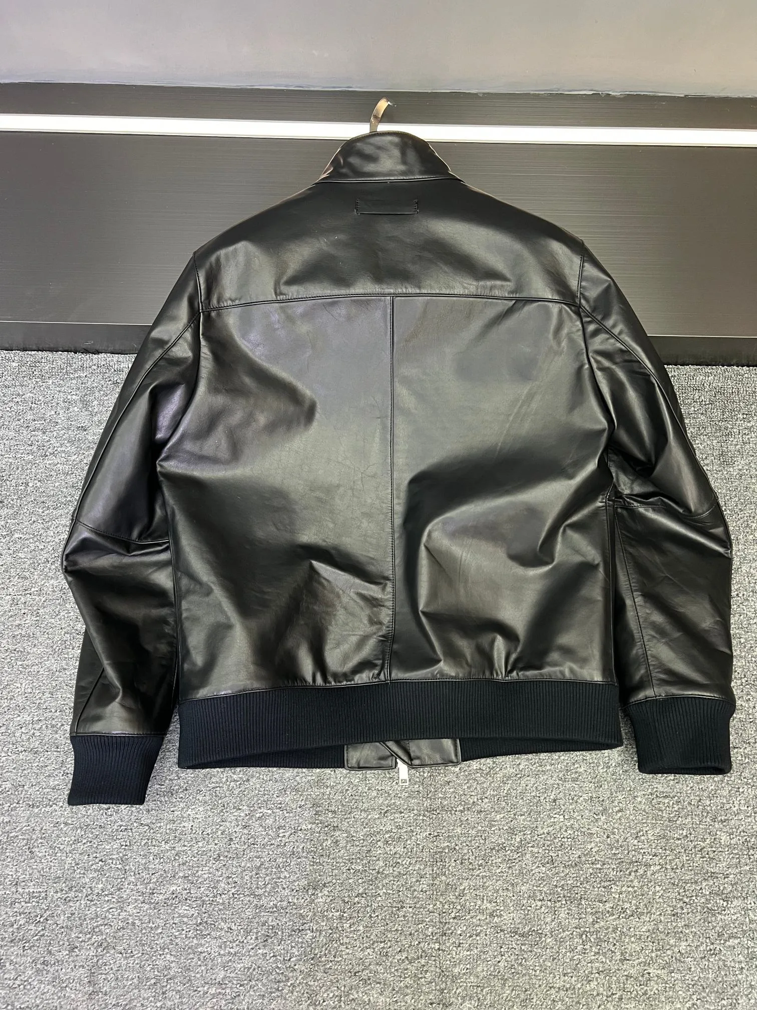 🅿️2600 Who knows! Wearing a Zegna leather jacket, you can become a god on the spot. I was impressed by my brothers to put on Zegna’s new men’s sheepskin jacket for autumn and winter 2025. After trying it on, I placed an order directly. It is no exaggeration to say that this is the dream jacket I have been looking for.   This jacket is made of black sheepskin imported from New Zealand. The leather is soft and delicate, with a smooth texture and excellent breathability. You will not feel stuffy after wearing it all day long.   The small turtleneck style is a plus. It not only adds a layer of protection to the neck in the cold wind, but also adds a bit of neatness and sophistication. Neat tailoring and no redundant design make it instantly refreshing and handsome after wearing it. It is suitable for commuting or daily travel.   If you are like me and always struggle with what to wear, this is the right thing to do with your eyes closed! Pair it with a simple white T and jeans for a casual yet fashionable look; wear it with a shirt underneath and you'll be full of aura when attending business events.   I sincerely recommend that all sportsmen give it a try, I believe you will fall in love with it as much as I do~ Size 48-56
