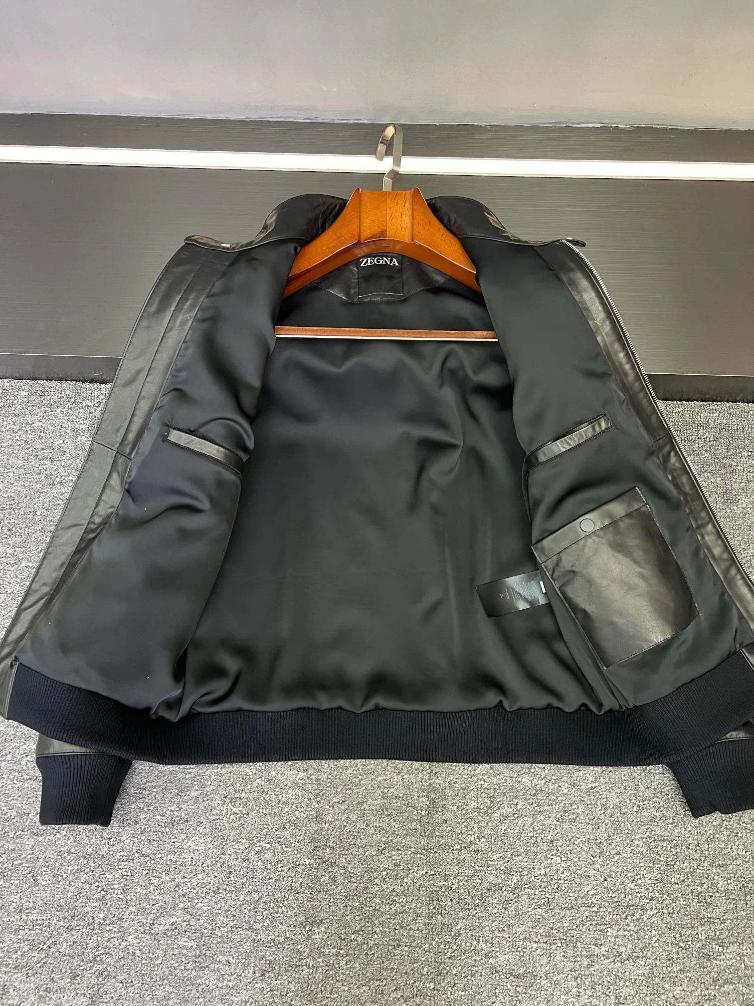🅿️2600 Who knows! Wearing a Zegna leather jacket, you can become a god on the spot. I was impressed by my brothers to put on Zegna’s new men’s sheepskin jacket for autumn and winter 2025. After trying it on, I placed an order directly. It is no exaggeration to say that this is the dream jacket I have been looking for.   This jacket is made of black sheepskin imported from New Zealand. The leather is soft and delicate, with a smooth texture and excellent breathability. You will not feel stuffy after wearing it all day long.   The small turtleneck style is a plus. It not only adds a layer of protection to the neck in the cold wind, but also adds a bit of neatness and sophistication. Neat tailoring and no redundant design make it instantly refreshing and handsome after wearing it. It is suitable for commuting or daily travel.   If you are like me and always struggle with what to wear, this is the right thing to do with your eyes closed! Pair it with a simple white T and jeans for a casual yet fashionable look; wear it with a shirt underneath and you'll be full of aura when attending business events.   I sincerely recommend that all sportsmen give it a try, I believe you will fall in love with it as much as I do~ Size 48-56