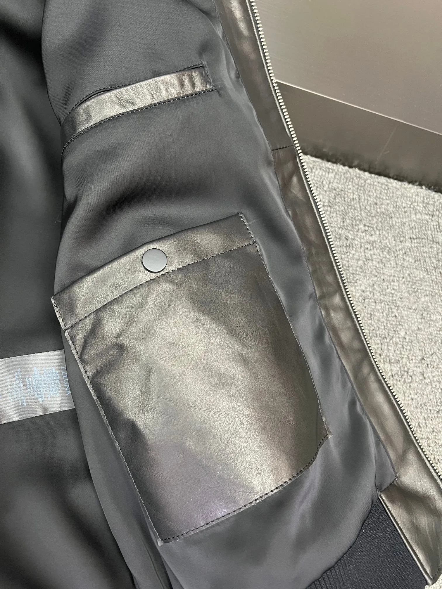 🅿️2600 Who knows! Wearing a Zegna leather jacket, you can become a god on the spot. I was impressed by my brothers to put on Zegna’s new men’s sheepskin jacket for autumn and winter 2025. After trying it on, I placed an order directly. It is no exaggeration to say that this is the dream jacket I have been looking for.   This jacket is made of black sheepskin imported from New Zealand. The leather is soft and delicate, with a smooth texture and excellent breathability. You will not feel stuffy after wearing it all day long.   The small turtleneck style is a plus. It not only adds a layer of protection to the neck in the cold wind, but also adds a bit of neatness and sophistication. Neat tailoring and no redundant design make it instantly refreshing and handsome after wearing it. It is suitable for commuting or daily travel.   If you are like me and always struggle with what to wear, this is the right thing to do with your eyes closed! Pair it with a simple white T and jeans for a casual yet fashionable look; wear it with a shirt underneath and you'll be full of aura when attending business events.   I sincerely recommend that all sportsmen give it a try, I believe you will fall in love with it as much as I do~ Size 48-56
