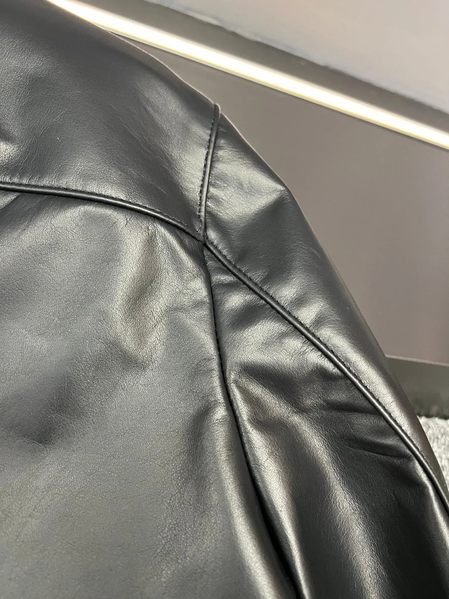 🅿️2600 Who knows! Wearing a Zegna leather jacket, you can become a god on the spot. I was impressed by my brothers to put on Zegna’s new men’s sheepskin jacket for autumn and winter 2025. After trying it on, I placed an order directly. It is no exaggeration to say that this is the dream jacket I have been looking for.   This jacket is made of black sheepskin imported from New Zealand. The leather is soft and delicate, with a smooth texture and excellent breathability. You will not feel stuffy after wearing it all day long.   The small turtleneck style is a plus. It not only adds a layer of protection to the neck in the cold wind, but also adds a bit of neatness and sophistication. Neat tailoring and no redundant design make it instantly refreshing and handsome after wearing it. It is suitable for commuting or daily travel.   If you are like me and always struggle with what to wear, this is the right thing to do with your eyes closed! Pair it with a simple white T and jeans for a casual yet fashionable look; wear it with a shirt underneath and you'll be full of aura when attending business events.   I sincerely recommend that all sportsmen give it a try, I believe you will fall in love with it as much as I do~ Size 48-56