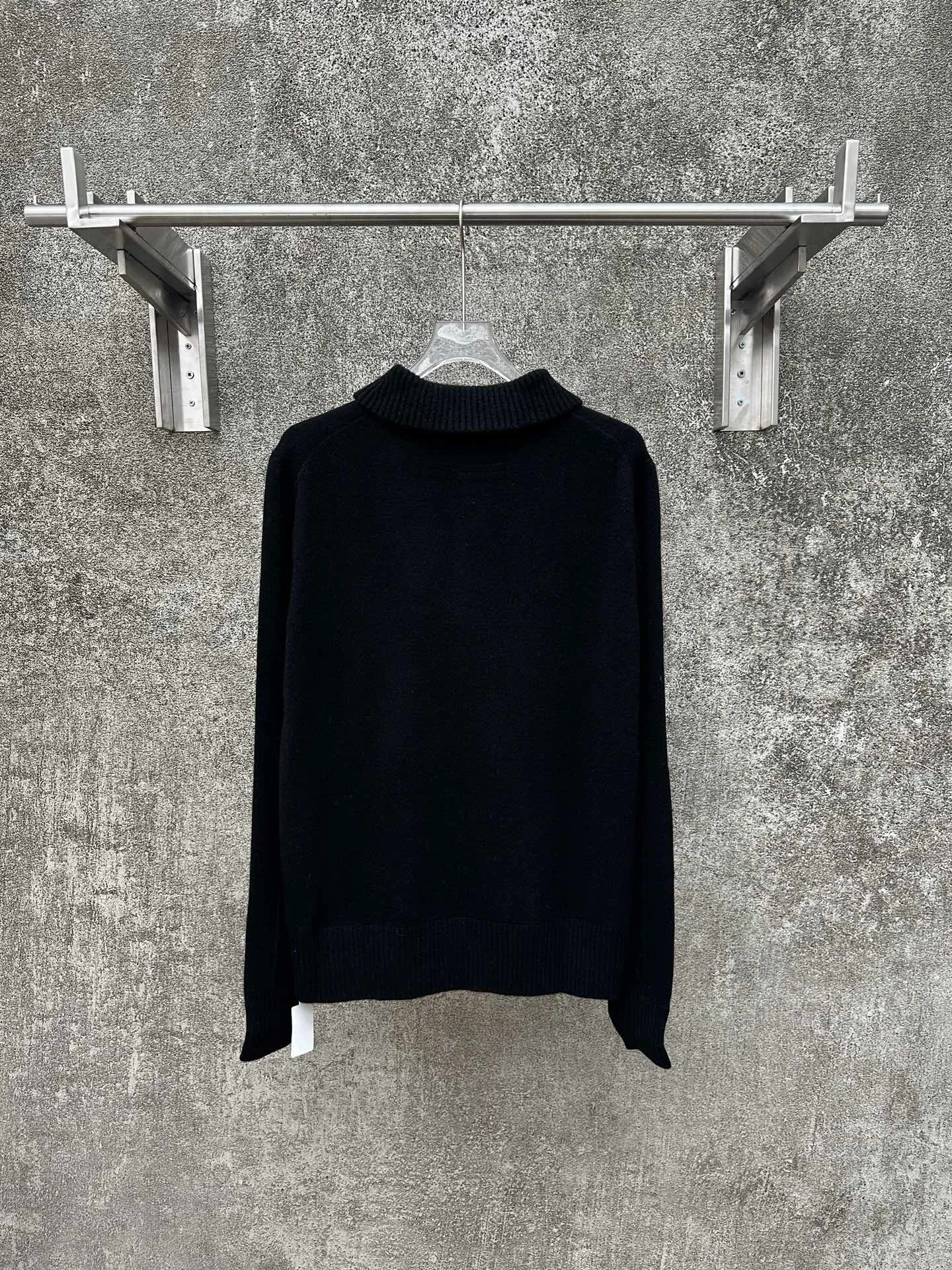 🅿️610 ZEGNA ginger knitted sweater, classic business casual design, stand-up collar and three-button placket. Made of high-quality knitted fabric, the vertical stripe texture is outstanding, crisp and stylish. The ribbed cuff design is simple and elegant. Brand new and authentic, complete with tags. Suitable for autumn and winter, versatile for business and leisure.  Size: S M L XL