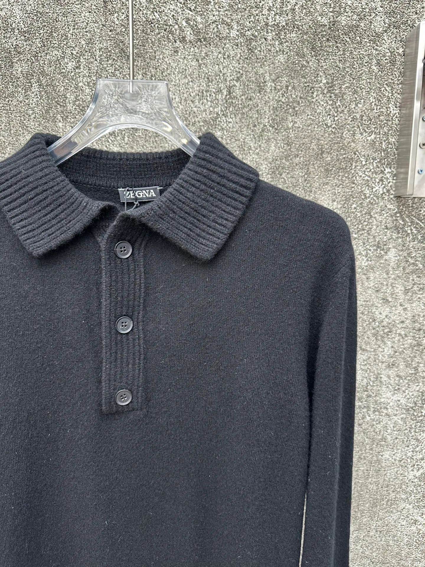 🅿️610 ZEGNA ginger knitted sweater, classic business casual design, stand-up collar and three-button placket. Made of high-quality knitted fabric, the vertical stripe texture is outstanding, crisp and stylish. The ribbed cuff design is simple and elegant. Brand new and authentic, complete with tags. Suitable for autumn and winter, versatile for business and leisure.  Size: S M L XL