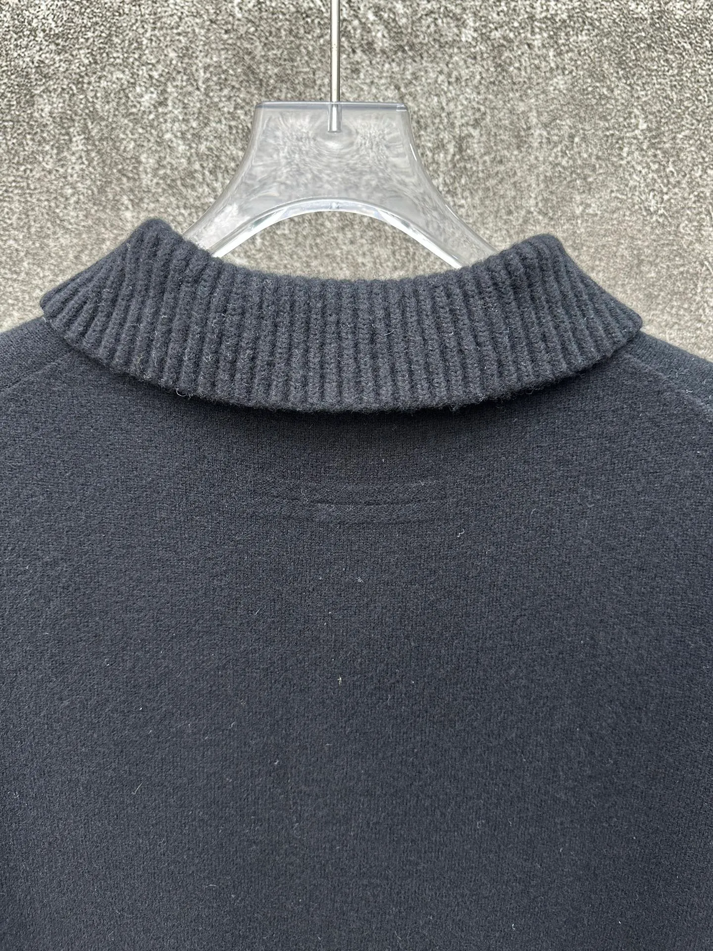 🅿️610 ZEGNA ginger knitted sweater, classic business casual design, stand-up collar and three-button placket. Made of high-quality knitted fabric, the vertical stripe texture is outstanding, crisp and stylish. The ribbed cuff design is simple and elegant. Brand new and authentic, complete with tags. Suitable for autumn and winter, versatile for business and leisure.  Size: S M L XL