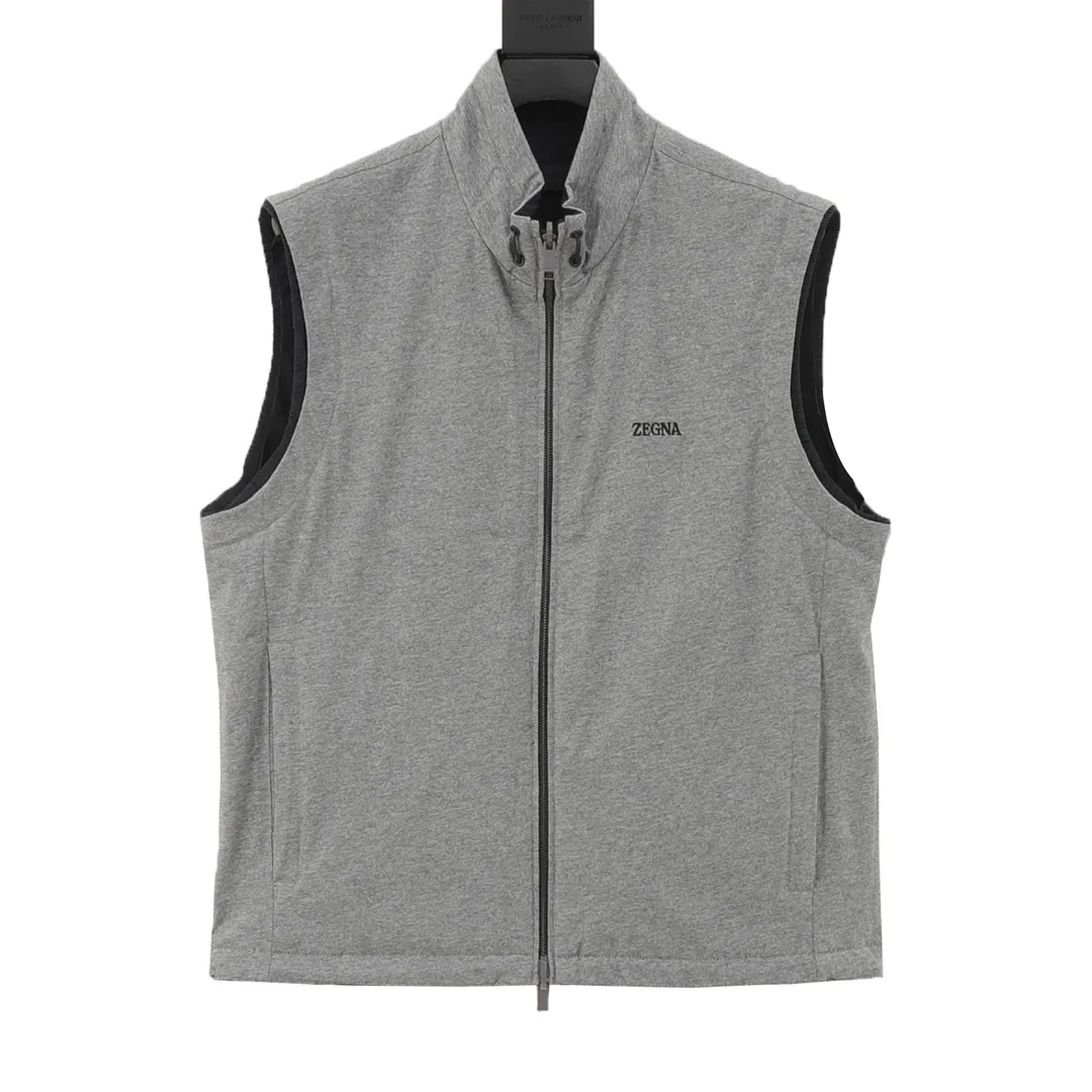 🅿️760 ZEGNA Microfiber Brezza double-sided vest is made of microfiber fabric made of 100% polyester fiber. It is famous for its excellent tear resistance and wear resistance. It can quickly return to flatness during wearing and maintain the crisp and stylish appearance of the clothing for a long time. At the same time, it is not easy to deform after long-term washing, ensuring dimensional stability. After being waterproofed, it can be adapted to various weather wearing needs. Made of cashmere blended jersey fabric. The diameter of cashmere fiber is only 14 microns. After blending, it eliminates the itch of pure cashmere. The central control structure locks in still air and has strong warmth retention. A small amount of nylon enhances the durability of cashmere and extends its service life. The monochrome letter LOGO on the cashmere blended surface uses the high-precision calculation system of the computer embroidery machine to control the coordinated operation of the machine head, needle bar, and bobbin. The fabric frame moves accurately in the horizontal and vertical directions to form a stitch track. The upper and lower thread tensions are adjusted to ensure that the stitches are smooth and free of floating threads, forming a fine letter pattern with an error of ±0.1mm. Customized accessories Size: 46-52
