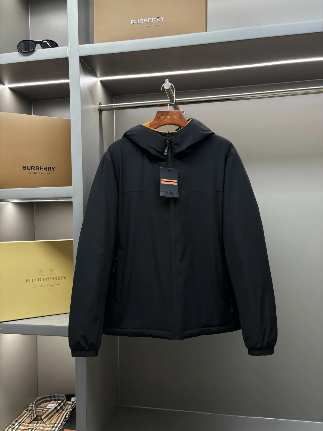 🅿️1110 Zegna's new double-sided down jacket [Zegna quality | Double-sided aesthetics, one garment for many wears] - REY series of double-sided down jackets, defining the pragmatic luxury of contemporary elite wardrobes ✨ An innovative work derived from Zegna's ingenuity gene, REAL quality certification, double-sided and two-color independent design One piece of clothing, two styles, satisfying the imagination of wearing in many scenes [Details interpret the philosophy of advanced clothing] ▫️Filled with white duck down imported from Europe, the light fill power reaches 800+ ▫️Invisible snap buttons and precision quilting, taking into account both beauty and temperature locking ▫️Micro-elastic tear-proof fabric, no sense of restraint and easy movement. It can be worn out in the street, commuting and leisure in an instant. ▫️Customized accessories of the same style at the counter [One garment can be worn twice, the value is doubled] → Side A: Black | Low-key and elegant in the conference room → Side B: | Free and stylish for weekend trips → One-sided wear: Create a simple and neat silhouette → Double-sided layering: Unlock the art of layered mixing and matching [Double-sided resonance of technology and aesthetics] Windproof and waterproof treatment to cope with changing weather Lightweight integrated design, easy to travel with for business trips This autumn and winter, reject monotony and repetition Zegna REY double-sided down jacket - double the style, double the price Size: M-XXXL