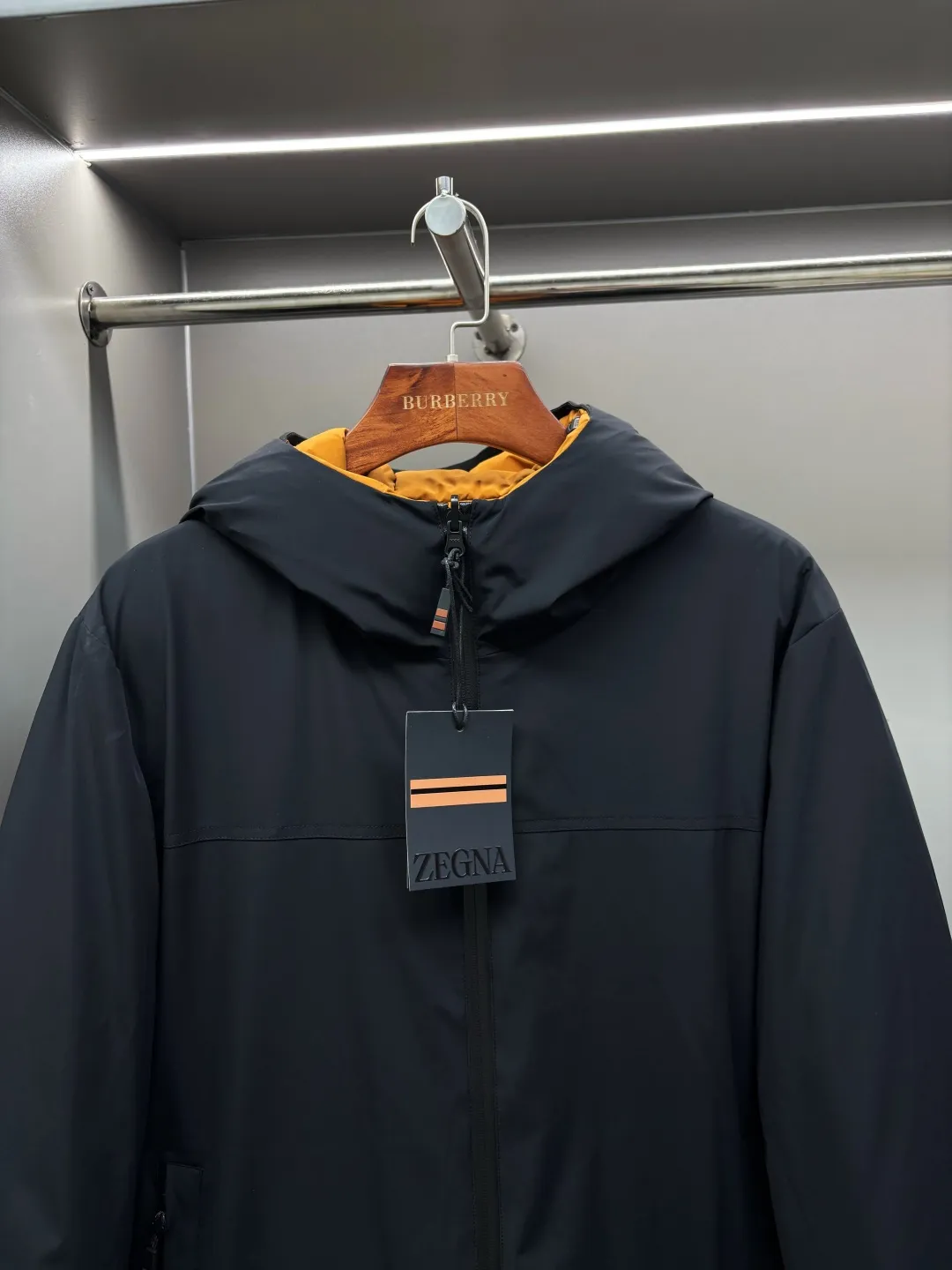 🅿️1110 Zegna's new double-sided down jacket [Zegna quality | Double-sided aesthetics, one garment for many wears] - REY series of double-sided down jackets, defining the pragmatic luxury of contemporary elite wardrobes ✨ An innovative work derived from Zegna's ingenuity gene, REAL quality certification, double-sided and two-color independent design One piece of clothing, two styles, satisfying the imagination of wearing in many scenes [Details interpret the philosophy of advanced clothing] ▫️Filled with white duck down imported from Europe, the light fill power reaches 800+ ▫️Invisible snap buttons and precision quilting, taking into account both beauty and temperature locking ▫️Micro-elastic tear-proof fabric, no sense of restraint and easy movement. It can be worn out in the street, commuting and leisure in an instant. ▫️Customized accessories of the same style at the counter [One garment can be worn twice, the value is doubled] → Side A: Black | Low-key and elegant in the conference room → Side B: | Free and stylish for weekend trips → One-sided wear: Create a simple and neat silhouette → Double-sided layering: Unlock the art of layered mixing and matching [Double-sided resonance of technology and aesthetics] Windproof and waterproof treatment to cope with changing weather Lightweight integrated design, easy to travel with for business trips This autumn and winter, reject monotony and repetition Zegna REY double-sided down jacket - double the style, double the price Size: M-XXXL