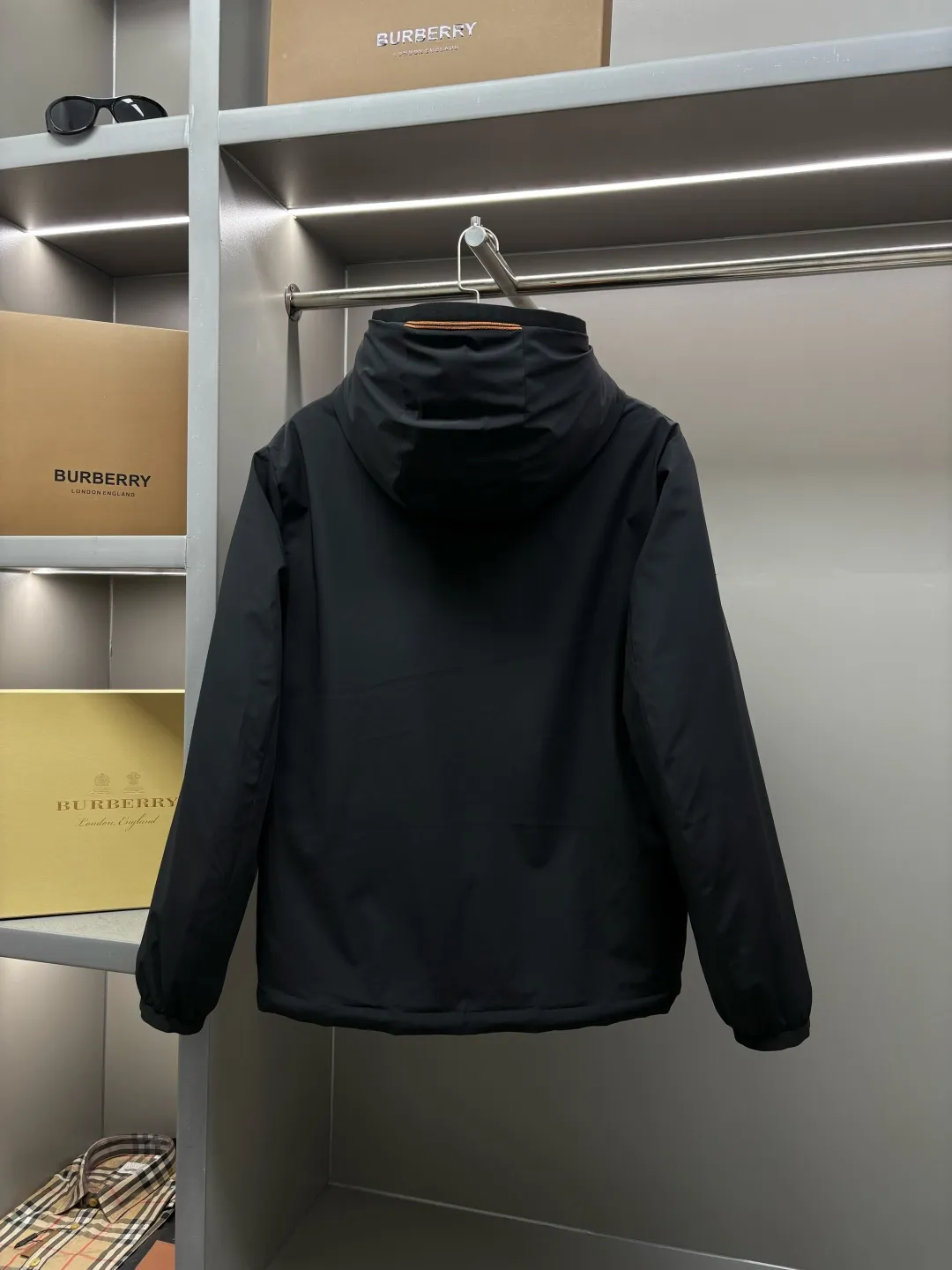 🅿️1110 Zegna's new double-sided down jacket [Zegna quality | Double-sided aesthetics, one garment for many wears] - REY series of double-sided down jackets, defining the pragmatic luxury of contemporary elite wardrobes ✨ An innovative work derived from Zegna's ingenuity gene, REAL quality certification, double-sided and two-color independent design One piece of clothing, two styles, satisfying the imagination of wearing in many scenes [Details interpret the philosophy of advanced clothing] ▫️Filled with white duck down imported from Europe, the light fill power reaches 800+ ▫️Invisible snap buttons and precision quilting, taking into account both beauty and temperature locking ▫️Micro-elastic tear-proof fabric, no sense of restraint and easy movement. It can be worn out in the street, commuting and leisure in an instant. ▫️Customized accessories of the same style at the counter [One garment can be worn twice, the value is doubled] → Side A: Black | Low-key and elegant in the conference room → Side B: | Free and stylish for weekend trips → One-sided wear: Create a simple and neat silhouette → Double-sided layering: Unlock the art of layered mixing and matching [Double-sided resonance of technology and aesthetics] Windproof and waterproof treatment to cope with changing weather Lightweight integrated design, easy to travel with for business trips This autumn and winter, reject monotony and repetition Zegna REY double-sided down jacket - double the style, double the price Size: M-XXXL