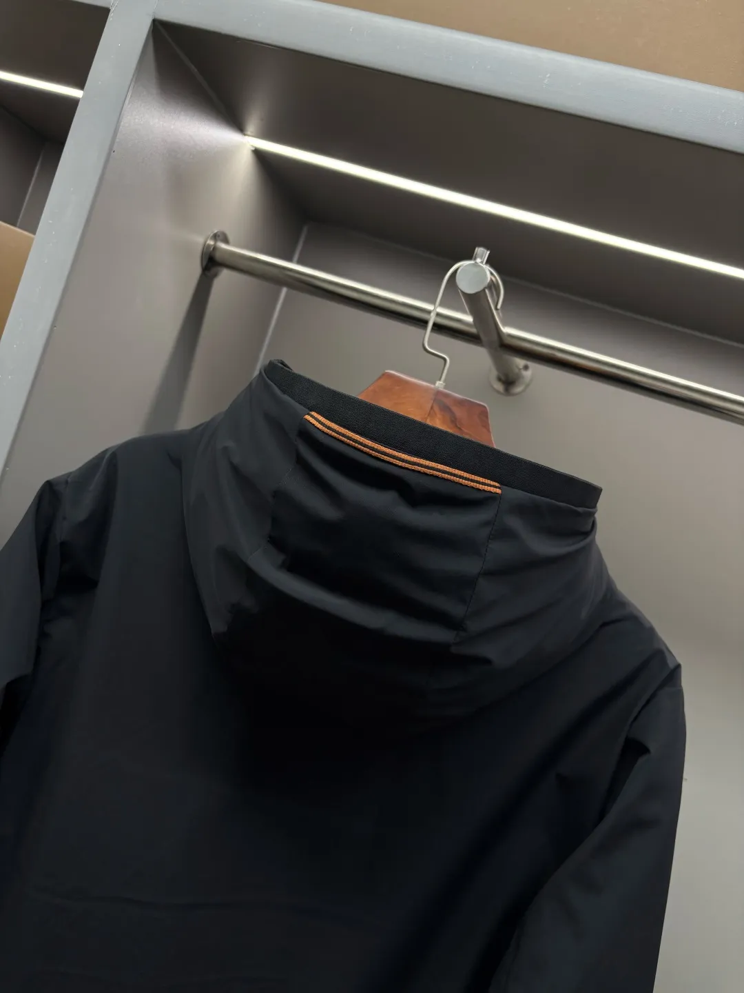 🅿️1110 Zegna's new double-sided down jacket [Zegna quality | Double-sided aesthetics, one garment for many wears] - REY series of double-sided down jackets, defining the pragmatic luxury of contemporary elite wardrobes ✨ An innovative work derived from Zegna's ingenuity gene, REAL quality certification, double-sided and two-color independent design One piece of clothing, two styles, satisfying the imagination of wearing in many scenes [Details interpret the philosophy of advanced clothing] ▫️Filled with white duck down imported from Europe, the light fill power reaches 800+ ▫️Invisible snap buttons and precision quilting, taking into account both beauty and temperature locking ▫️Micro-elastic tear-proof fabric, no sense of restraint and easy movement. It can be worn out in the street, commuting and leisure in an instant. ▫️Customized accessories of the same style at the counter [One garment can be worn twice, the value is doubled] → Side A: Black | Low-key and elegant in the conference room → Side B: | Free and stylish for weekend trips → One-sided wear: Create a simple and neat silhouette → Double-sided layering: Unlock the art of layered mixing and matching [Double-sided resonance of technology and aesthetics] Windproof and waterproof treatment to cope with changing weather Lightweight integrated design, easy to travel with for business trips This autumn and winter, reject monotony and repetition Zegna REY double-sided down jacket - double the style, double the price Size: M-XXXL