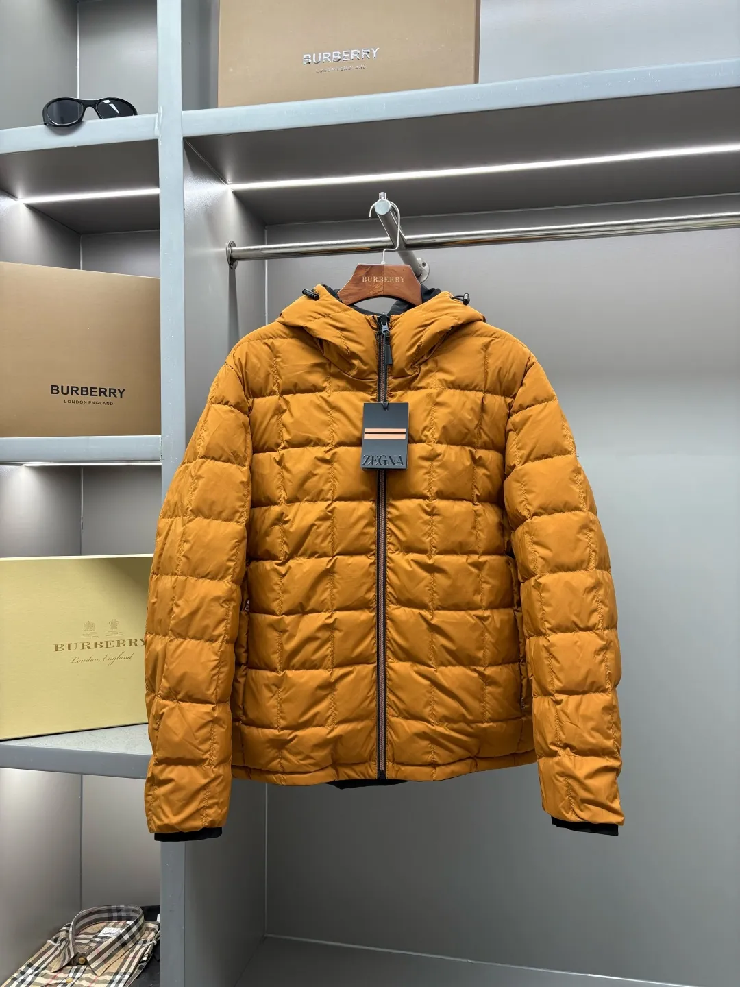 🅿️1110 Zegna's new double-sided down jacket [Zegna quality | Double-sided aesthetics, one garment for many wears] - REY series of double-sided down jackets, defining the pragmatic luxury of contemporary elite wardrobes ✨ An innovative work derived from Zegna's ingenuity gene, REAL quality certification, double-sided and two-color independent design One piece of clothing, two styles, satisfying the imagination of wearing in many scenes [Details interpret the philosophy of advanced clothing] ▫️Filled with white duck down imported from Europe, the light fill power reaches 800+ ▫️Invisible snap buttons and precision quilting, taking into account both beauty and temperature locking ▫️Micro-elastic tear-proof fabric, no sense of restraint and easy movement. It can be worn out in the street, commuting and leisure in an instant. ▫️Customized accessories of the same style at the counter [One garment can be worn twice, the value is doubled] → Side A: Black | Low-key and elegant in the conference room → Side B: | Free and stylish for weekend trips → One-sided wear: Create a simple and neat silhouette → Double-sided layering: Unlock the art of layered mixing and matching [Double-sided resonance of technology and aesthetics] Windproof and waterproof treatment to cope with changing weather Lightweight integrated design, easy to travel with for business trips This autumn and winter, reject monotony and repetition Zegna REY double-sided down jacket - double the style, double the price Size: M-XXXL