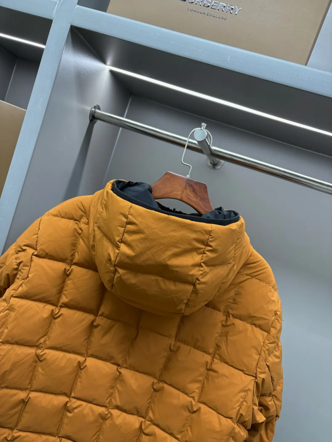 🅿️1110 Zegna's new double-sided down jacket [Zegna quality | Double-sided aesthetics, one garment for many wears] - REY series of double-sided down jackets, defining the pragmatic luxury of contemporary elite wardrobes ✨ An innovative work derived from Zegna's ingenuity gene, REAL quality certification, double-sided and two-color independent design One piece of clothing, two styles, satisfying the imagination of wearing in many scenes [Details interpret the philosophy of advanced clothing] ▫️Filled with white duck down imported from Europe, the light fill power reaches 800+ ▫️Invisible snap buttons and precision quilting, taking into account both beauty and temperature locking ▫️Micro-elastic tear-proof fabric, no sense of restraint and easy movement. It can be worn out in the street, commuting and leisure in an instant. ▫️Customized accessories of the same style at the counter [One garment can be worn twice, the value is doubled] → Side A: Black | Low-key and elegant in the conference room → Side B: | Free and stylish for weekend trips → One-sided wear: Create a simple and neat silhouette → Double-sided layering: Unlock the art of layered mixing and matching [Double-sided resonance of technology and aesthetics] Windproof and waterproof treatment to cope with changing weather Lightweight integrated design, easy to travel with for business trips This autumn and winter, reject monotony and repetition Zegna REY double-sided down jacket - double the style, double the price Size: M-XXXL