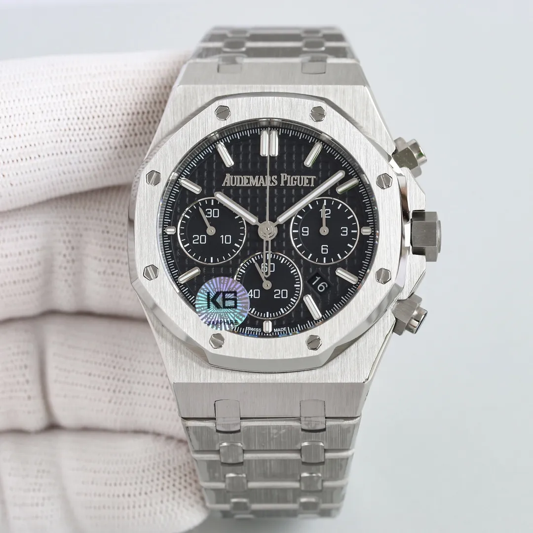 【Top Replica】💰Private chat! New product AP/Audemars Piguet Royal Oak series new 26240 chronograph, using the same Swiss 7750 chronograph movement as the original (6-digit small second transparent movement), with anti-glare sapphire high-transparent glass dial decorated with the classic Grande Tapisserie large plaid pattern 316 stainless steel alternates between satin brushing and polishing, showing an interesting contrast between matte and shiny surfaces. The rough and elegant 41mm dial is full of strength and has a super luminous display, which can read the time in any environment.