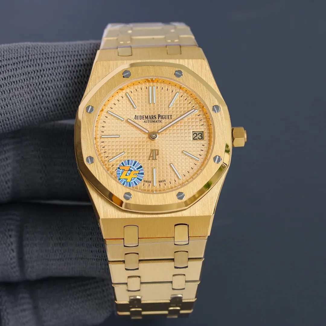 The grand finale of the year - the Audemars Piguet Royal Oak 15202 AP hard steel king pushes the style to a higher level [Case] ​​39MM diameter, classic octagonal ring polishing, the masculine shape has a slight sense of softness, with anti-glare sapphire crystal mirror and bottom cover, waterproof depth up to 200 meters. [Dial] It is dazzling and brilliant even in weak light, which is another technical breakthrough of ZF. Engraved with "Petite Tapisserie" small plaid decoration, fluorescent-coated white gold three-dimensional hour markers and Royal Oak series fluorescent-coated hands are simple yet noble. [Watch Strap] Steel King’s iconic watch strap is meticulously crafted, and each knot is of moderate size and width. Unlike the previous folding clasp, the AP square is also polished, which complements the similarly polished ring. [Movement] Self-researched and restored genuine Cal.2121 movement, with a similar appearance and no less stability than the original movement. God-level texture, the king of polishing! Please appreciate it and play with it!