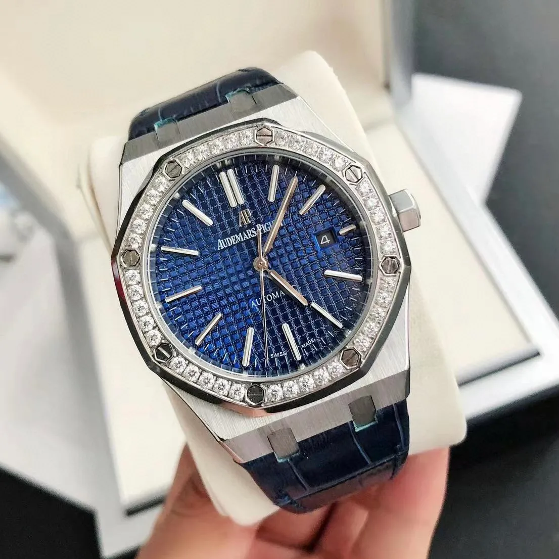 【High-end replica】💰1300! 【Customized all-in-one machine】💰1720! The 2022 newly upgraded Audemars Piguet 15400 series watch with diamond ring, as the most classic model of the Royal Oak series, has three hands and date display, unabashedly and vividly showing the luxurious and sporty atmosphere of the 15400 series. [Movement] GD products still adhere to the high cost performance and use 💯 brand new original Japanese imported Citizen 9015 automatic mechanical movement with zero repair, and correct the original movement top [Case] The case is made of 316 stainless steel with flawless white lines and clear and smooth lines. The ring is hand-inlaid with Swarovski crystal diamonds. The octagonal ring is equipped with eight screws and the bezel is bright and eye-catching. The size is 41mm/12mm. [Literature] The large checkered text is filled with fluorescent powder. It has a bright color and sharp contrast in the sun. The scale is filled with exclusive luminous light, which absorbs light quickly and has high durability. [Bracelet] Genuine leather bracelet with brushed texture on the case, equipped with a three-fold push-button buckle ⚠️Please look for the exclusive quality produced by GD