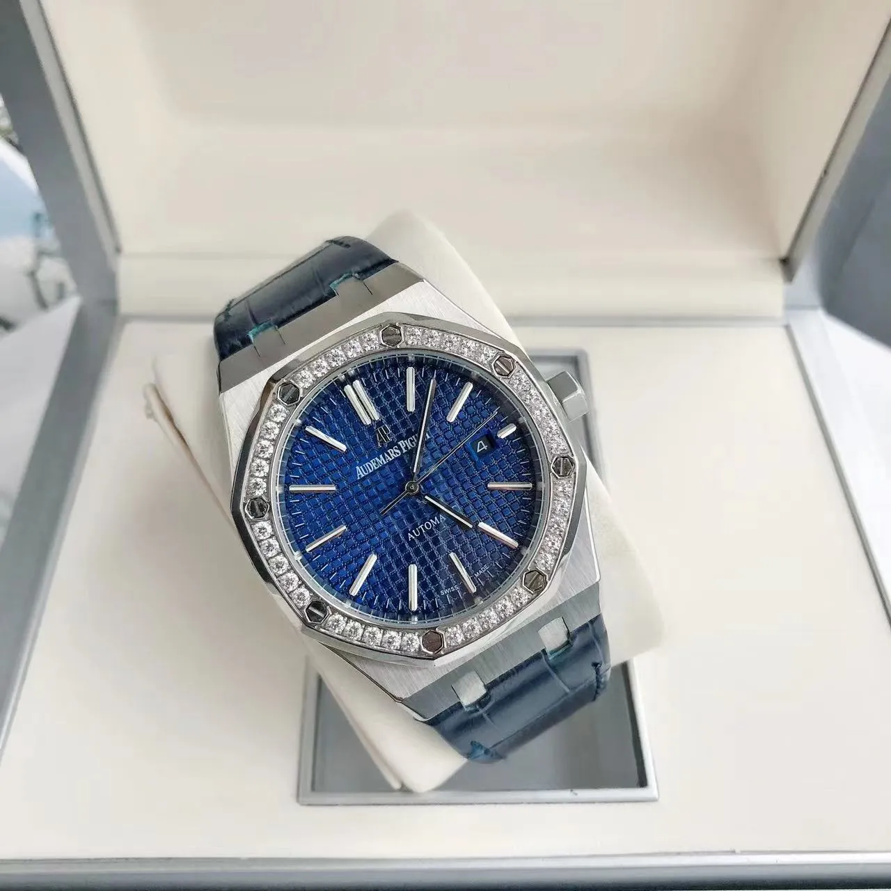 【High-end replica】💰1300! 【Customized all-in-one machine】💰1720! The 2022 newly upgraded Audemars Piguet 15400 series watch with diamond ring, as the most classic model of the Royal Oak series, has three hands and date display, unabashedly and vividly showing the luxurious and sporty atmosphere of the 15400 series. [Movement] GD products still adhere to the high cost performance and use 💯 brand new original Japanese imported Citizen 9015 automatic mechanical movement with zero repair, and correct the original movement top [Case] The case is made of 316 stainless steel with flawless white lines and clear and smooth lines. The ring is hand-inlaid with Swarovski crystal diamonds. The octagonal ring is equipped with eight screws and the bezel is bright and eye-catching. The size is 41mm/12mm. [Literature] The large checkered text is filled with fluorescent powder. It has a bright color and sharp contrast in the sun. The scale is filled with exclusive luminous light, which absorbs light quickly and has high durability. [Bracelet] Genuine leather bracelet with brushed texture on the case, equipped with a three-fold push-button buckle ⚠️Please look for the exclusive quality produced by GD