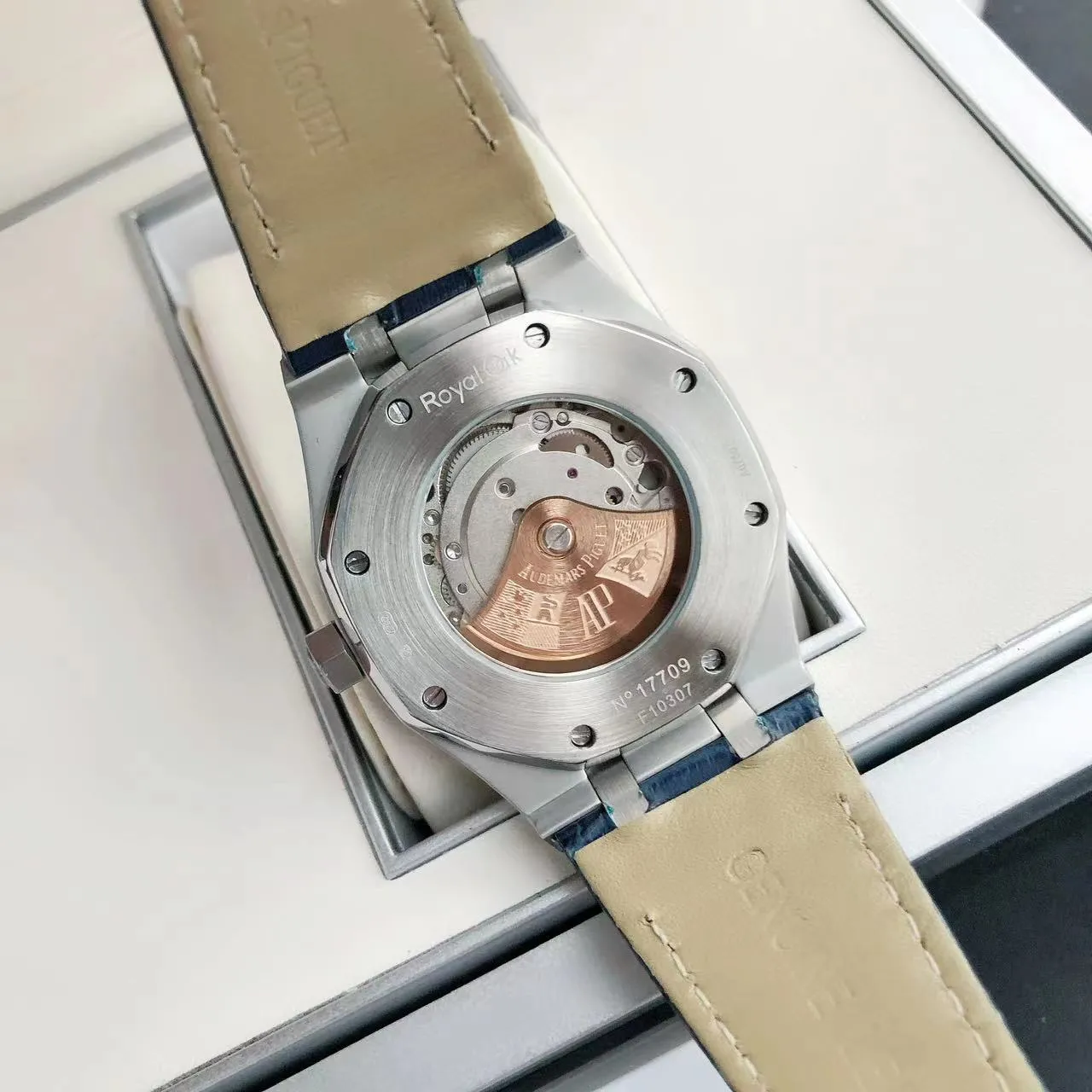 【High-end replica】💰1300! 【Customized all-in-one machine】💰1720! The 2022 newly upgraded Audemars Piguet 15400 series watch with diamond ring, as the most classic model of the Royal Oak series, has three hands and date display, unabashedly and vividly showing the luxurious and sporty atmosphere of the 15400 series. [Movement] GD products still adhere to the high cost performance and use 💯 brand new original Japanese imported Citizen 9015 automatic mechanical movement with zero repair, and correct the original movement top [Case] The case is made of 316 stainless steel with flawless white lines and clear and smooth lines. The ring is hand-inlaid with Swarovski crystal diamonds. The octagonal ring is equipped with eight screws and the bezel is bright and eye-catching. The size is 41mm/12mm. [Literature] The large checkered text is filled with fluorescent powder. It has a bright color and sharp contrast in the sun. The scale is filled with exclusive luminous light, which absorbs light quickly and has high durability. [Bracelet] Genuine leather bracelet with brushed texture on the case, equipped with a three-fold push-button buckle ⚠️Please look for the exclusive quality produced by GD
