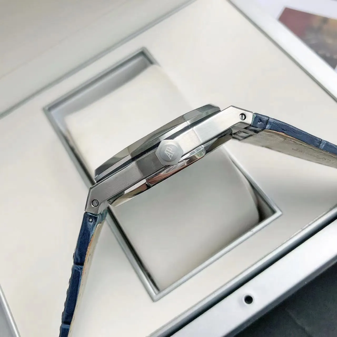 【High-end replica】💰1300! 【Customized all-in-one machine】💰1720! The 2022 newly upgraded Audemars Piguet 15400 series watch with diamond ring, as the most classic model of the Royal Oak series, has three hands and date display, unabashedly and vividly showing the luxurious and sporty atmosphere of the 15400 series. [Movement] GD products still adhere to the high cost performance and use 💯 brand new original Japanese imported Citizen 9015 automatic mechanical movement with zero repair, and correct the original movement top [Case] The case is made of 316 stainless steel with flawless white lines and clear and smooth lines. The ring is hand-inlaid with Swarovski crystal diamonds. The octagonal ring is equipped with eight screws and the bezel is bright and eye-catching. The size is 41mm/12mm. [Literature] The large checkered text is filled with fluorescent powder. It has a bright color and sharp contrast in the sun. The scale is filled with exclusive luminous light, which absorbs light quickly and has high durability. [Bracelet] Genuine leather bracelet with brushed texture on the case, equipped with a three-fold push-button buckle ⚠️Please look for the exclusive quality produced by GD