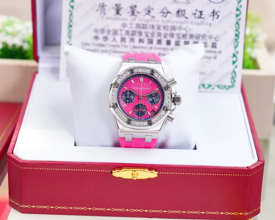 The goddess version of "Red Panda" is set with 32 brilliant-cut diamonds, with a total weight of about 1.02 carats. It is elegant and noble and can be used in all seasons. It is suitable for any occasion. "Red Panda" is full of attraction! Taiwan ZG Factory's latest masterpiece 🏅️🏅️ [Brand] Audemars Piguet [Series] Royal Oak Offshore [Movement] VK quartz movement imported from Japan (zero repair) [Case] 316L dissolved propeller precision cultured shell cover 4 pieces synthesized. The exquisite craftsmanship of CNC computer numerical control machine tools is consistent with the original product [Gender] Women [Mirror] Highly transparent tempered glass mirror [Buckle] 316L stainless steel case buckle [Size] Diameter 37MM Thickness 12MM Chic and outstanding "beauty" you deserve❤️❤️