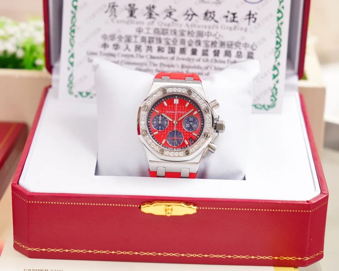 The goddess version of "Red Panda" is set with 32 brilliant-cut diamonds, with a total weight of about 1.02 carats. It is elegant and noble and can be used in all seasons. It is suitable for any occasion. "Red Panda" is full of attraction! Taiwan ZG Factory's latest masterpiece 🏅️🏅️ [Brand] Audemars Piguet [Series] Royal Oak Offshore [Movement] VK quartz movement imported from Japan (zero repair) [Case] 316L dissolved propeller precision cultured shell cover 4 pieces synthesized. The exquisite craftsmanship of CNC computer numerical control machine tools is consistent with the original product [Gender] Women [Mirror] Highly transparent tempered glass mirror [Buckle] 316L stainless steel case buckle [Size] Diameter 37MM Thickness 12MM Chic and outstanding "beauty" you deserve❤️❤���