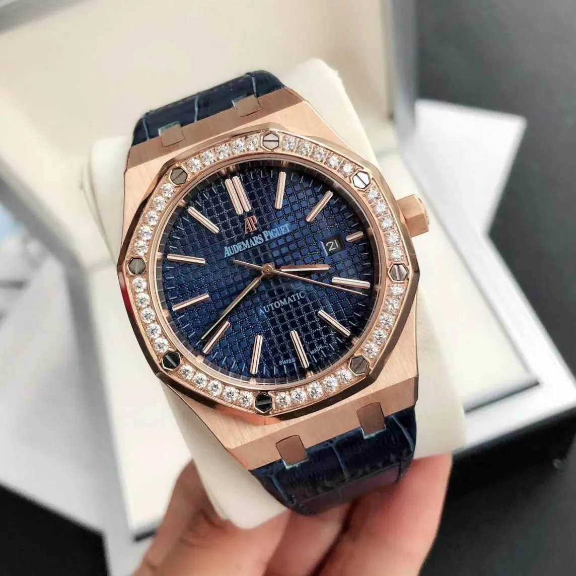 【High-end replica】💰1300! 【Customized all-in-one machine】💰1720! The 2024 newly upgraded Audemars Piguet 15400 series watch with diamond ring, as the most classic model of the Royal Oak series, has three hands and date display, unabashedly and vividly showing the luxurious and sporty atmosphere of the 15400 series. [Movement] GD products still adhere to the high cost performance and use 💯 brand new original Japanese imported Citizen 9015 automatic mechanical movement with zero repair, and correct the original movement top [Case] The case is made of 316 stainless steel with flawless white lines and clear and smooth lines. The ring is hand-inlaid with Swarovski crystal diamonds. The octagonal ring is equipped with eight screws and the bezel is bright and eye-catching. The size is 41mm/12mm. [Literature] The large checkered text is filled with fluorescent powder. It has a bright color and sharp contrast in the sun. The scale is filled with exclusive luminous light, which absorbs light quickly and has high durability. [Bracelet] Genuine leather bracelet with brushed texture on the case, equipped with a three-fold push-button buckle