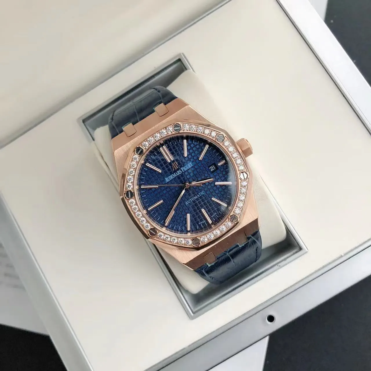【High-end replica】💰1300! 【Customized all-in-one machine】💰1720! The 2024 newly upgraded Audemars Piguet 15400 series watch with diamond ring, as the most classic model of the Royal Oak series, has three hands and date display, unabashedly and vividly showing the luxurious and sporty atmosphere of the 15400 series. [Movement] GD products still adhere to the high cost performance and use 💯 brand new original Japanese imported Citizen 9015 automatic mechanical movement with zero repair, and correct the original movement top [Case] The case is made of 316 stainless steel with flawless white lines and clear and smooth lines. The ring is hand-inlaid with Swarovski crystal diamonds. The octagonal ring is equipped with eight screws and the bezel is bright and eye-catching. The size is 41mm/12mm. [Literature] The large checkered text is filled with fluorescent powder. It has a bright color and sharp contrast in the sun. The scale is filled with exclusive luminous light, which absorbs light quickly and has high durability. [Bracelet] Genuine leather bracelet with brushed texture on the case, equipped with a three-fold push-button buckle