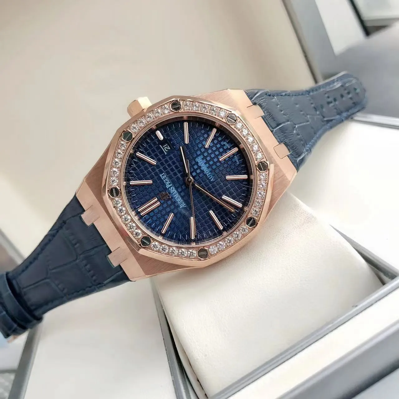 【High-end replica】💰1300! 【Customized all-in-one machine】💰1720! The 2024 newly upgraded Audemars Piguet 15400 series watch with diamond ring, as the most classic model of the Royal Oak series, has three hands and date display, unabashedly and vividly showing the luxurious and sporty atmosphere of the 15400 series. [Movement] GD products still adhere to the high cost performance and use 💯 brand new original Japanese imported Citizen 9015 automatic mechanical movement with zero repair, and correct the original movement top [Case] The case is made of 316 stainless steel with flawless white lines and clear and smooth lines. The ring is hand-inlaid with Swarovski crystal diamonds. The octagonal ring is equipped with eight screws and the bezel is bright and eye-catching. The size is 41mm/12mm. [Literature] The large checkered text is filled with fluorescent powder. It has a bright color and sharp contrast in the sun. The scale is filled with exclusive luminous light, which absorbs light quickly and has high durability. [Bracelet] Genuine leather bracelet with brushed texture on the case, equipped with a three-fold push-button buckle