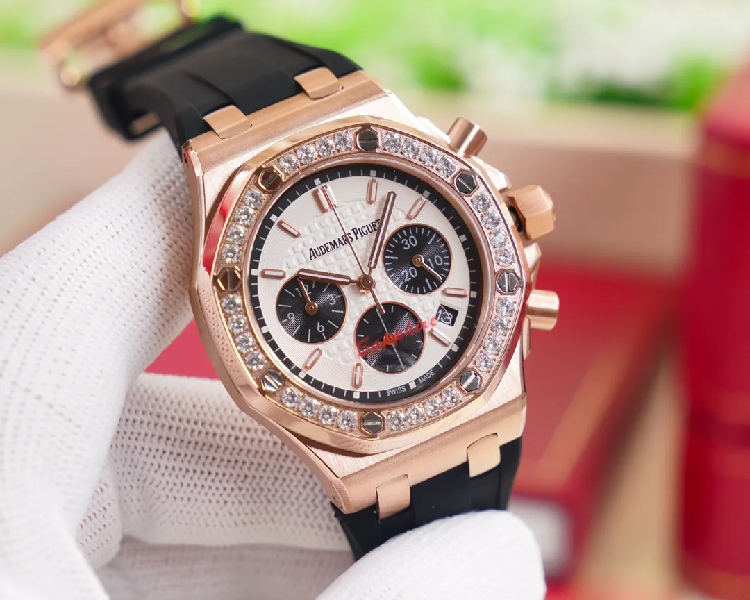The goddess version of "Red Panda" is set with 32 brilliant-cut diamonds, with a total weight of about 1.02 carats. It is elegant and noble and can be used in all seasons. It is suitable for any occasion. "Red Panda" is full of attraction! Taiwan ZG Factory's latest masterpiece 🏅️🏅️ [Brand] Audemars Piguet [Series] Royal Oak Offshore [Movement] VK quartz movement imported from Japan (zero repair) [Case] 316L dissolved propeller precision cultured shell cover 4 pieces synthesized. The exquisite craftsmanship of CNC computer numerical control machine tools is consistent with the original product [Gender] Women [Mirror] Highly transparent tempered glass mirror [Buckle] 316L stainless steel case buckle [Size] Diameter 37MM Thickness 12MM Chic and outstanding "beauty" you deserve❤️❤��