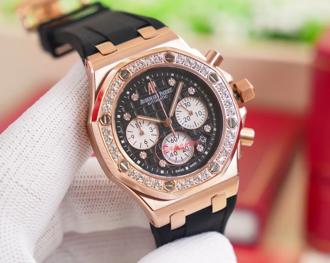 The goddess version of "Red Panda" is set with 32 brilliant-cut diamonds, with a total weight of about 1.02 carats. It is elegant and noble and can be used in all seasons. It is suitable for any occasion. "Red Panda" is full of attraction! Taiwan ZG Factory's latest masterpiece 🏅️🏅️ [Brand] Audemars Piguet [Series] Royal Oak Offshore [Movement] VK quartz movement imported from Japan (zero repair) [Case] 316L dissolved propeller precision cultured shell cover 4 pieces synthesized. The exquisite craftsmanship of CNC computer numerical control machine tools is consistent with the original product [Gender] Women [Mirror] Highly transparent tempered glass mirror [Buckle] 316L stainless steel case buckle [Size] Diameter 37MM Thickness 12MM Chic and outstanding "beauty" you deserve❤️❤��