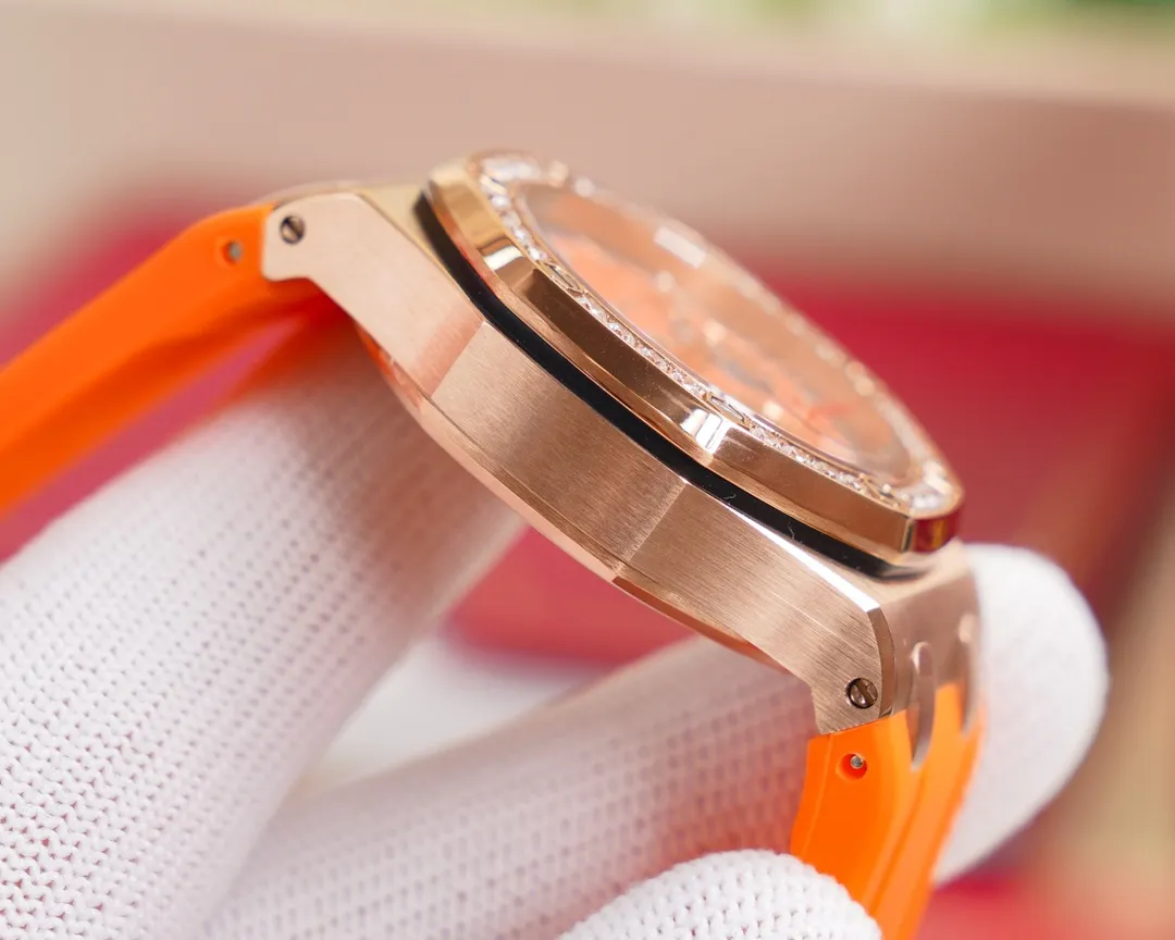The goddess version of "Red Panda" is set with 32 brilliant-cut diamonds, with a total weight of about 1.02 carats. It is elegant and noble and can be used in all seasons. It is suitable for any occasion. "Red Panda" is full of attraction! Taiwan ZG Factory's latest masterpiece 🏅️🏅️ [Brand] Audemars Piguet [Series] Royal Oak Offshore [Movement] VK quartz movement imported from Japan (zero repair) [Case] 316L dissolved propeller precision cultured shell cover 4 pieces synthesized. The exquisite craftsmanship of CNC computer numerical control machine tools is consistent with the original product [Gender] Women [Mirror] Highly transparent tempered glass mirror [Buckle] 316L stainless steel case buckle [Size] Diameter 37MM Thickness 12MM Chic and outstanding "beauty" you deserve❤️❤��