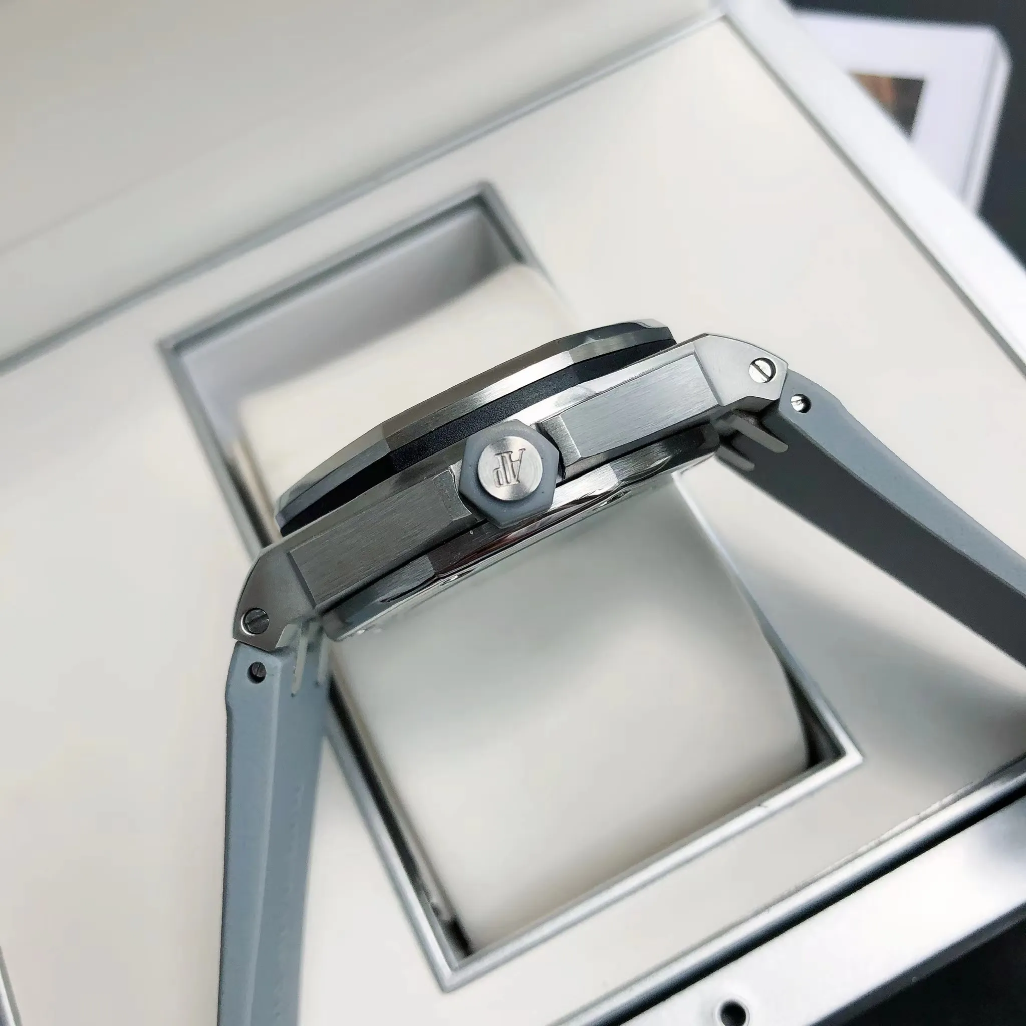 【High-end replica】💰1160! 【Customized all-in-one machine】💰1720! 2022 heavy new product [color] AP Audemars Piguet Royal Oak Offshore men's sports watch, with the same quality standards as always, equipped with sapphire glass, new Citizen movement, deep waterproof, inner shadow circle adjustable rotating chronograph function, perfectly synchronized with original details! [Movement] Still adhering to high cost performance, it uses the brand new original Citizen 9015 automatic mechanical movement imported from Japan with zero repair, and corrects the original movement top. [Case] The case is made of 316 stainless steel, white and flawless, with clear and smooth lines. The octagonal ring mouth is equipped with eight screws and the bezel is dazzling. The size is 42mm/12mm. [Literal] The color is bright under the sun and the contrast is sharp. The scales are filled with exclusive luminous light, which absorbs light quickly and has strong durability. [Bracelet] A rubber strap imported from a large manufacturer with an original large pin buckle ⚠️Please look for the exclusive quality