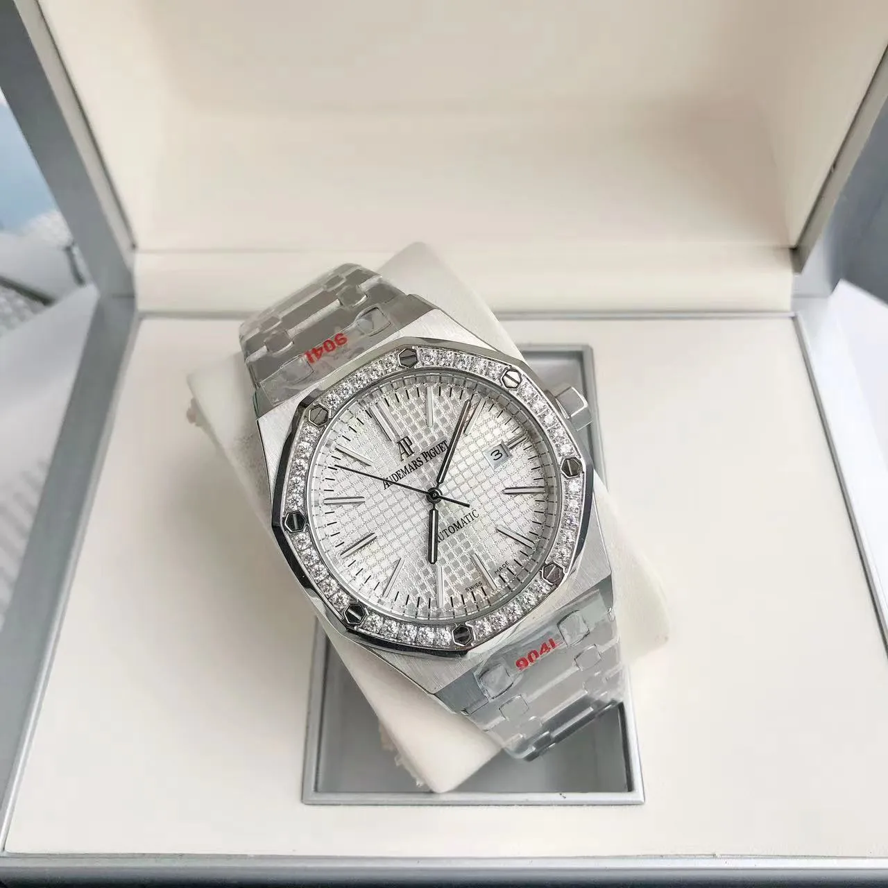 【High-end replica】💰1300! 【Customized all-in-one machine】💰1720! The 2024 newly upgraded Audemars Piguet 15400 series watch with diamond ring, as the most classic model of the Royal Oak series, has three hands and date display, unabashedly and vividly showing the luxurious and sporty atmosphere of the 15400 series. [Movement] GD products still adhere to the high cost performance and use 💯 brand new original Japanese imported Citizen 9015 automatic mechanical movement with zero repair, and correct the original movement top [Case] The case is made of 316 stainless steel with flawless white lines and clear and smooth lines. The ring is hand-inlaid with Swarovski crystal diamonds. The octagonal ring is equipped with eight screws and the bezel is bright and eye-catching. The size is 41mm/12mm. [Literature] The large checkered text is filled with fluorescent powder. It has a bright color and sharp contrast in the sun. The scale is filled with exclusive luminous light, which absorbs light quickly and has high durability. [Bracelet] 904L stainless steel strap with three-fold push-button buckle