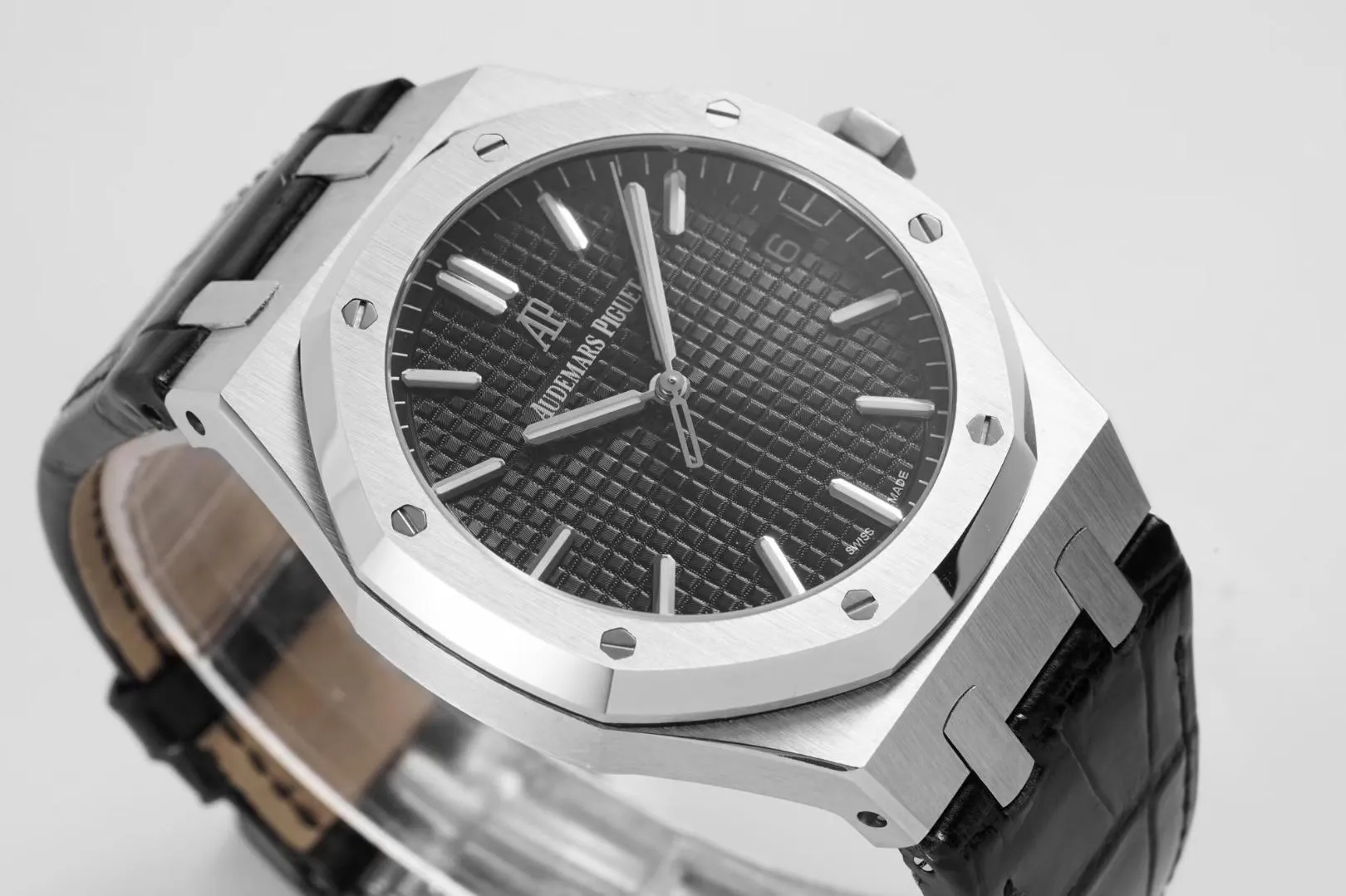BF’s new product Audemars Piguet Royal Oak 15500 is the pinnacle of steel watches currently on the market. It demonstrates strength and is the defending “steel” king! [6 subtleties] 1. The genuine product is disassembled and the size is 41X10.4 mm, which is consistent with the original product! 2. Perfectly restore every detail of the authentic watch case, showing the masculine temperament of the authentic "angular, perseverant and courageous" watch. 3. The workmanship of the steel strap is impeccable, and is better than any steel strap watch on the market. The tightness of the "buffer belt" connecting the steel strap head and the watch title is exactly the same as the original. 4. The automatic rotor pays tribute to the original. It is the only version on the market that has the same color as the original (general versions on the market are reddish) and the ap family emblem is uniquely carved on it. 5. Break the concept of plywood and use the 9015 movement to change the Audemars Piguet CAL.4302 all-in-one machine! More stable, better and more real. 6. The "biscuit texture" of the dial is three-dimensional and full, full of energy! It is by no means an ordinary small factory that is in despair. Experience the wonderful experience and feel the difference! Produced by BF, it must be a high-quality product!