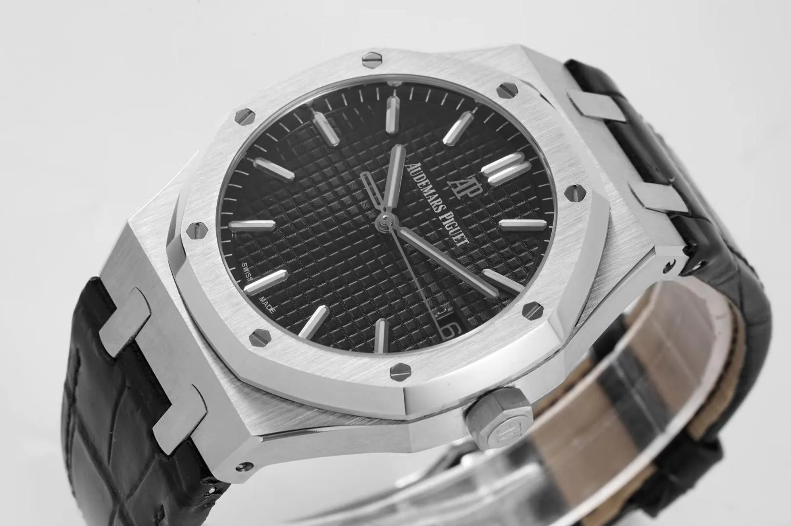 BF’s new product Audemars Piguet Royal Oak 15500 is the pinnacle of steel watches currently on the market. It demonstrates strength and is the defending “steel” king! [6 subtleties] 1. The genuine product is disassembled and the size is 41X10.4 mm, which is consistent with the original product! 2. Perfectly restore every detail of the authentic watch case, showing the masculine temperament of the authentic "angular, perseverant and courageous" watch. 3. The workmanship of the steel strap is impeccable, and is better than any steel strap watch on the market. The tightness of the "buffer belt" connecting the steel strap head and the watch title is exactly the same as the original. 4. The automatic rotor pays tribute to the original. It is the only version on the market that has the same color as the original (general versions on the market are reddish) and the ap family emblem is uniquely carved on it. 5. Break the concept of plywood and use the 9015 movement to change the Audemars Piguet CAL.4302 all-in-one machine! More stable, better and more real. 6. The "biscuit texture" of the dial is three-dimensional and full, full of energy! It is by no means an ordinary small factory that is in despair. Experience the wonderful experience and feel the difference! Produced by BF, it must be a high-quality product!