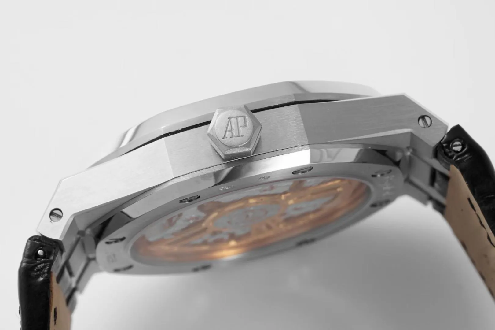 BF’s new product Audemars Piguet Royal Oak 15500 is the pinnacle of steel watches currently on the market. It demonstrates strength and is the defending “steel” king! [6 subtleties] 1. The genuine product is disassembled and the size is 41X10.4 mm, which is consistent with the original product! 2. Perfectly restore every detail of the authentic watch case, showing the masculine temperament of the authentic "angular, perseverant and courageous" watch. 3. The workmanship of the steel strap is impeccable, and is better than any steel strap watch on the market. The tightness of the "buffer belt" connecting the steel strap head and the watch title is exactly the same as the original. 4. The automatic rotor pays tribute to the original. It is the only version on the market that has the same color as the original (general versions on the market are reddish) and the ap family emblem is uniquely carved on it. 5. Break the concept of plywood and use the 9015 movement to change the Audemars Piguet CAL.4302 all-in-one machine! More stable, better and more real. 6. The "biscuit texture" of the dial is three-dimensional and full, full of energy! It is by no means an ordinary small factory that is in despair. Experience the wonderful experience and feel the difference! Produced by BF, it must be a high-quality product!
