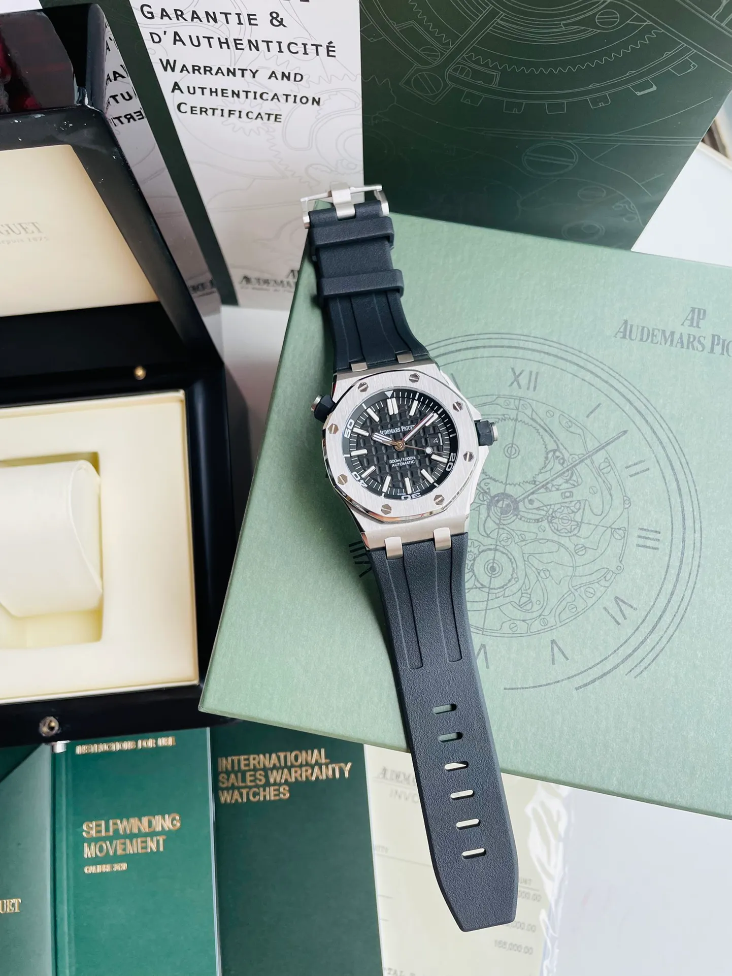 【High-end replica】💰1160! 【Customized all-in-one machine】💰1840! 【Top Replica】💰Private chat! ! ! 2022 heavy new product [color] AP Audemars Piguet Royal Oak Offshore men's sports watch, with the same quality standards as always, equipped with sapphire glass, new Citizen movement, deep waterproof, inner shadow circle adjustable rotating chronograph function, perfectly synchronized with original details! [Movement] Still adhering to high cost performance, it uses the brand new original Citizen 9015 all-in-one automatic mechanical movement imported from Japan with zero repair, and corrects the original movement top [Case] The case is made of 316 stainless steel Lassa white flawless lines with clear and smooth lines, the octagonal ring mouth is equipped with eight screws and the bezel is bright and eye-catching, size 42mm/12mm [Literal] The color is bright under the sun and the contrast is sharp. The scales are filled with exclusive luminous light, which absorbs light quickly and has strong durability. [Bracelet] A rubber strap imported from a large manufacturer with an original large pin buckle ⚠️Please look for the exclusive quality