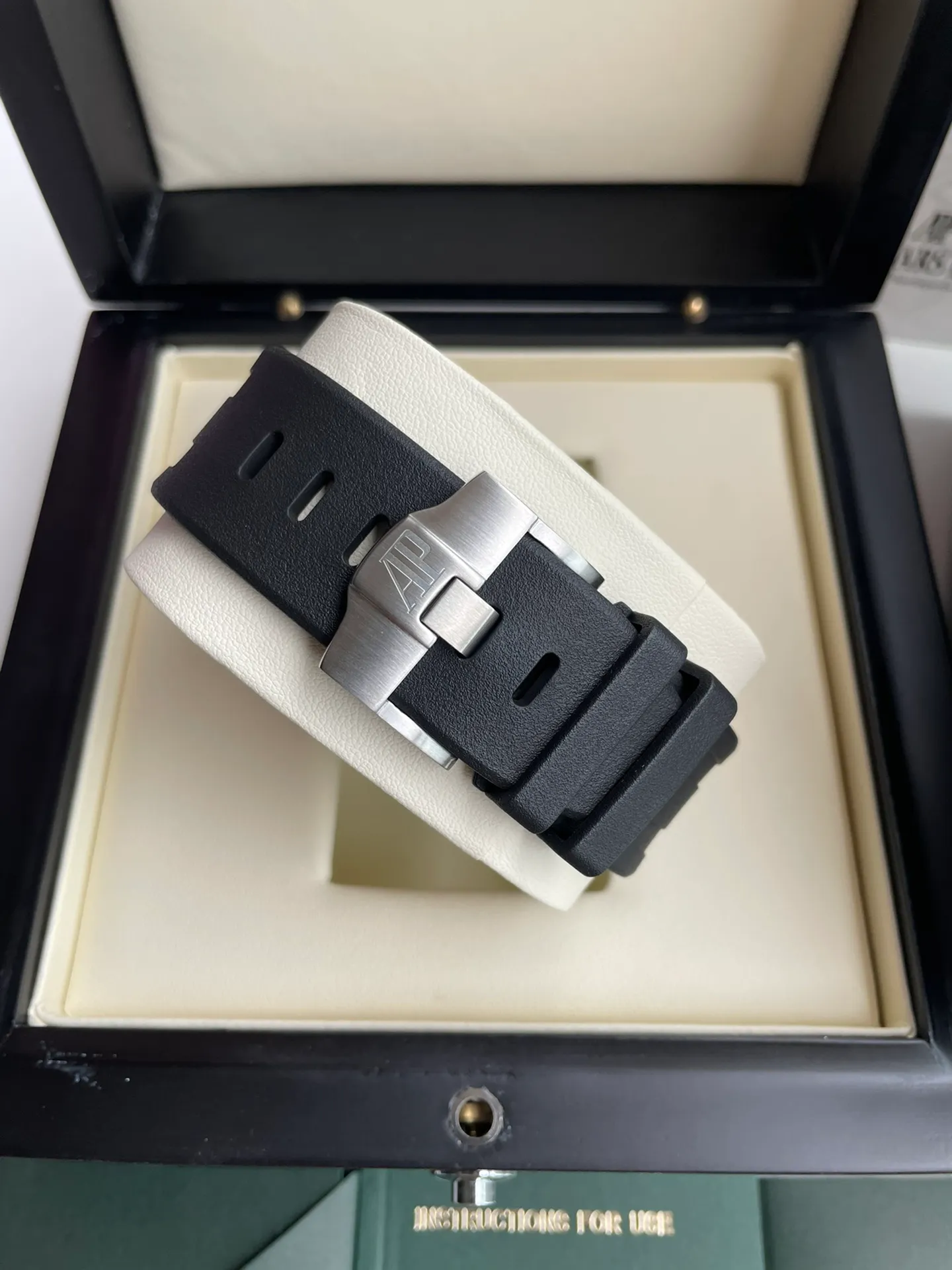 【High-end replica】💰1160! 【Customized all-in-one machine】💰1840! 【Top Replica】💰Private chat! ! ! 2022 heavy new product [color] AP Audemars Piguet Royal Oak Offshore men's sports watch, with the same quality standards as always, equipped with sapphire glass, new Citizen movement, deep waterproof, inner shadow circle adjustable rotating chronograph function, perfectly synchronized with original details! [Movement] Still adhering to high cost performance, it uses the brand new original Citizen 9015 all-in-one automatic mechanical movement imported from Japan with zero repair, and corrects the original movement top [Case] The case is made of 316 stainless steel Lassa white flawless lines with clear and smooth lines, the octagonal ring mouth is equipped with eight screws and the bezel is bright and eye-catching, size 42mm/12mm [Literal] The color is bright under the sun and the contrast is sharp. The scales are filled with exclusive luminous light, which absorbs light quickly and has strong durability. [Bracelet] A rubber strap imported from a large manufacturer with an original large pin buckle ⚠️Please look for the exclusive quality