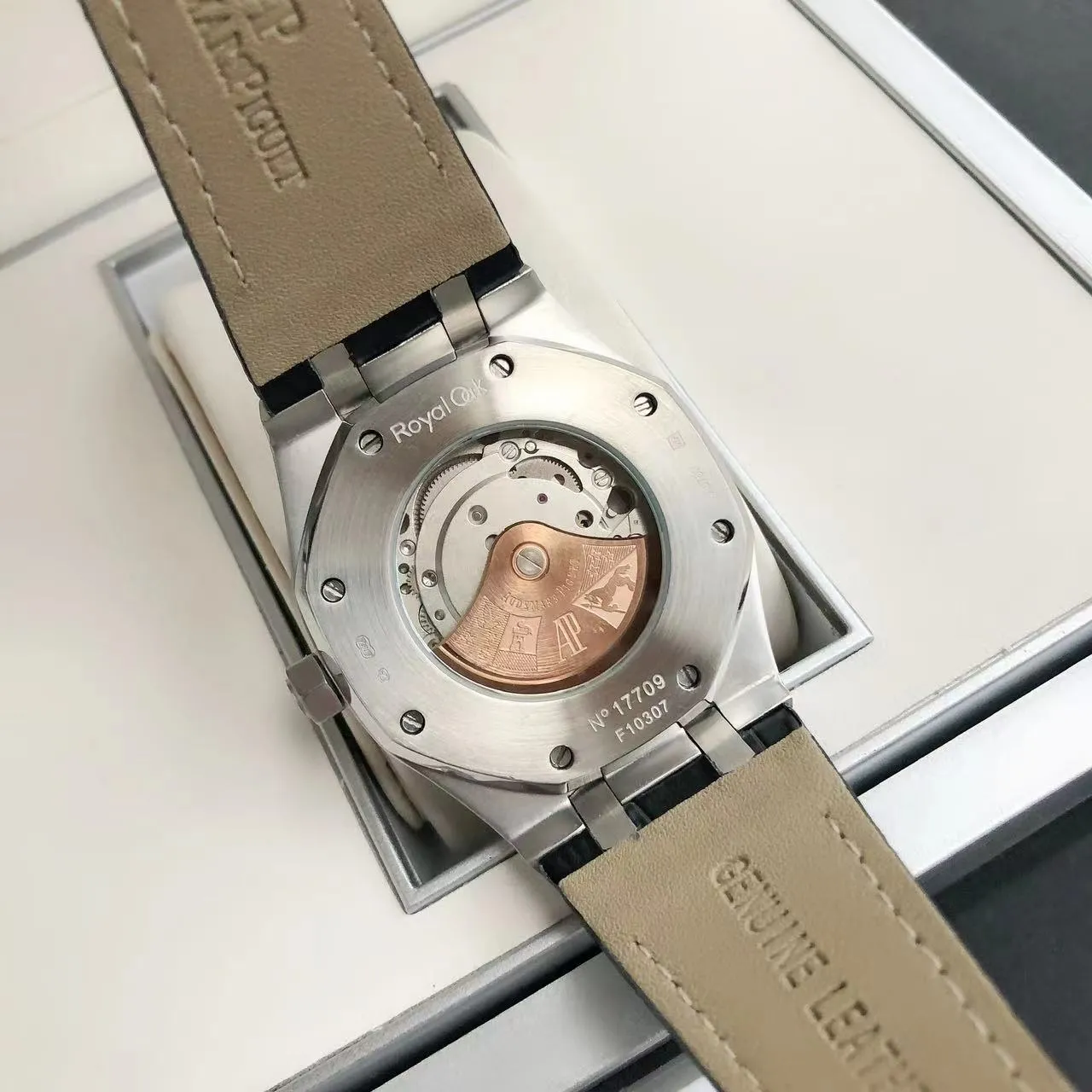 【High-end replica】💰1300! 【Customized all-in-one machine】💰1720! The 2022 newly upgraded Audemars Piguet 15400 series watch with diamond ring, as the most classic model of the Royal Oak series, has three hands and date display, unabashedly and vividly showing the luxurious and sporty atmosphere of the 15400 series. [Movement] GD products still adhere to the high cost performance and use 💯 brand new original Japanese imported Citizen 9015 automatic mechanical movement with zero repair, and correct the original movement top [Case] The case is made of 316 stainless steel with flawless white lines and clear and smooth lines. The ring is hand-inlaid with Swarovski crystal diamonds. The octagonal ring is equipped with eight screws and the bezel is bright and eye-catching. The size is 41mm/12mm. [Literature] The large checkered text is filled with fluorescent powder. It has a bright color and sharp contrast in the sun. The scale is filled with exclusive luminous light, which absorbs light quickly and has high durability. [Bracelet] Genuine leather bracelet with brushed texture on the case, equipped with a three-fold push-button buckle ⚠️Please look for the exclusive quality produced by GD